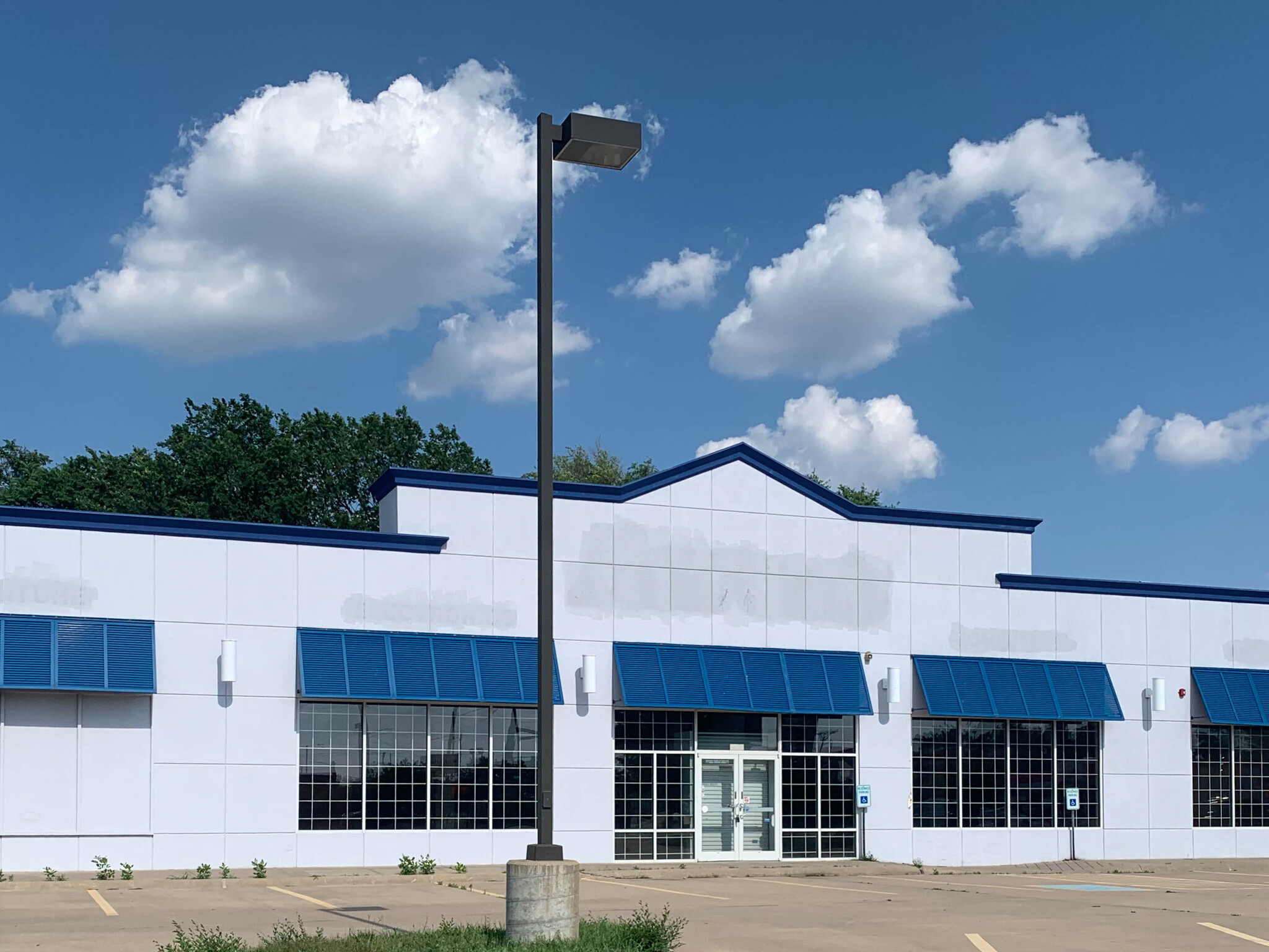 1418 E 4th Ave, Hutchinson, KS for Rent