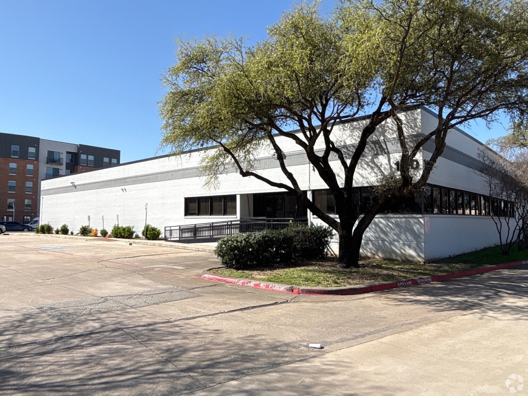 152-160 Continental Ave, Dallas, TX for Rent