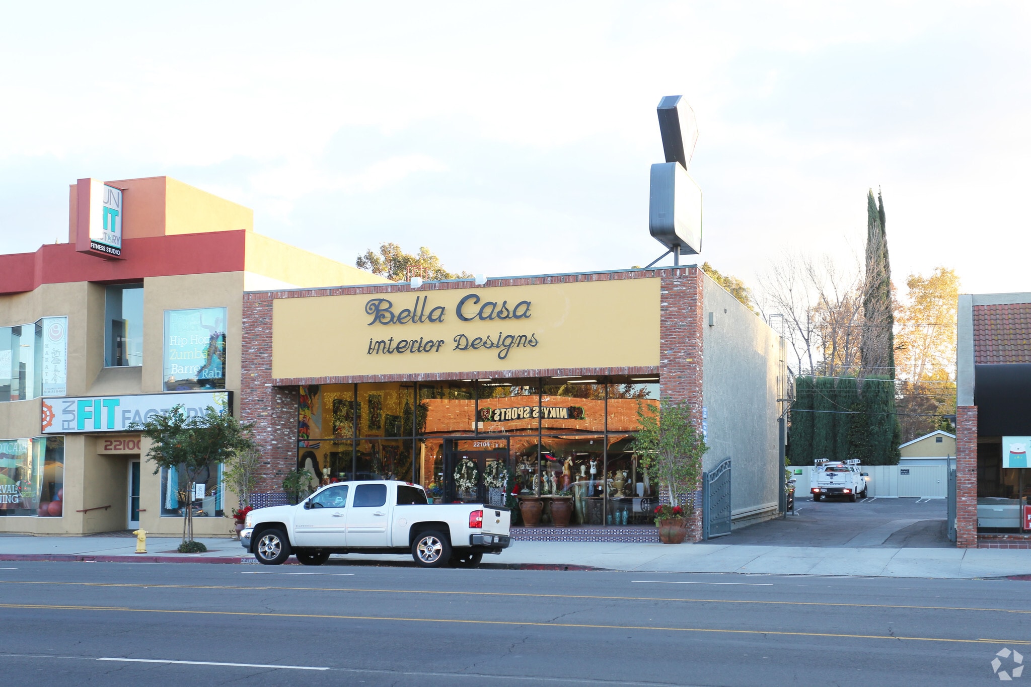 22104 Ventura Blvd, Woodland Hills, CA for Rent