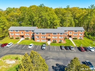 Branford, CT Apartments - 40 Briarwood Ln