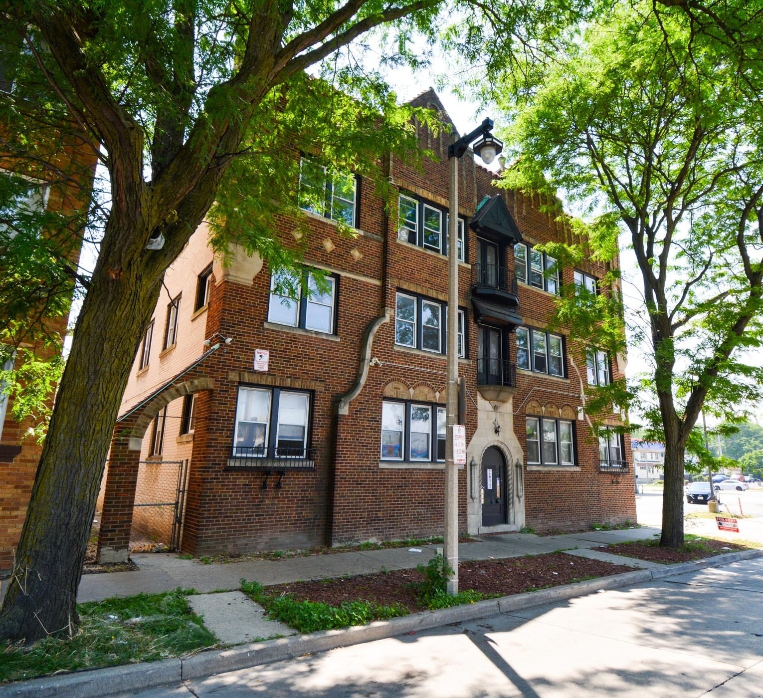 2613 W Capitol Dr, Milwaukee, WI for Sale