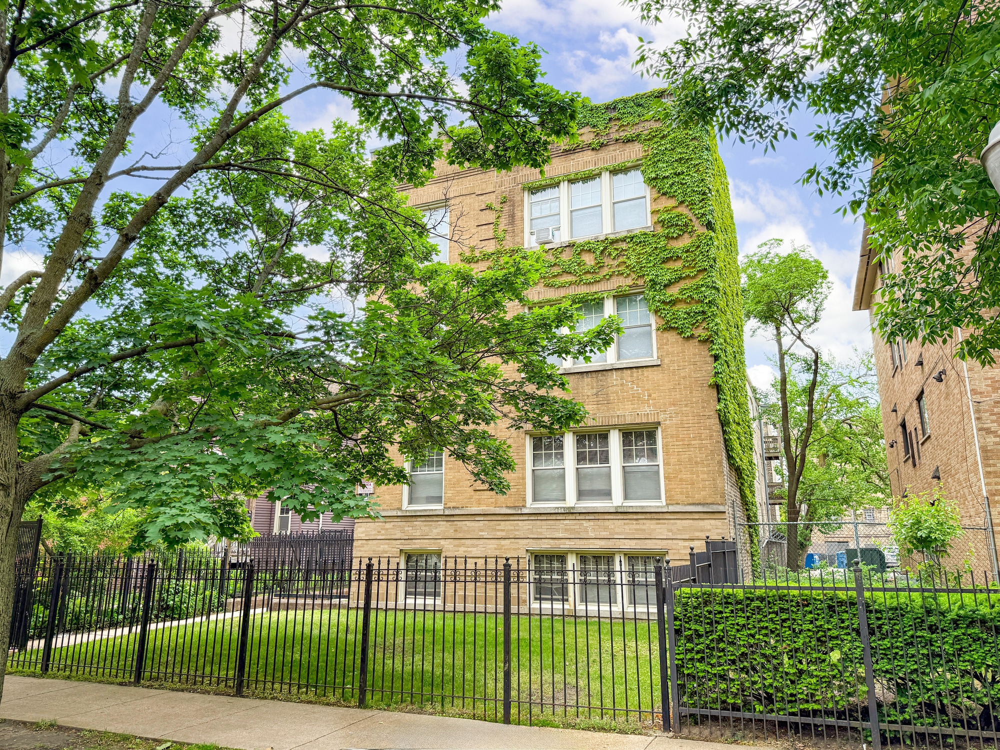 1625 W Greenleaf Ave, Chicago, IL for Sale