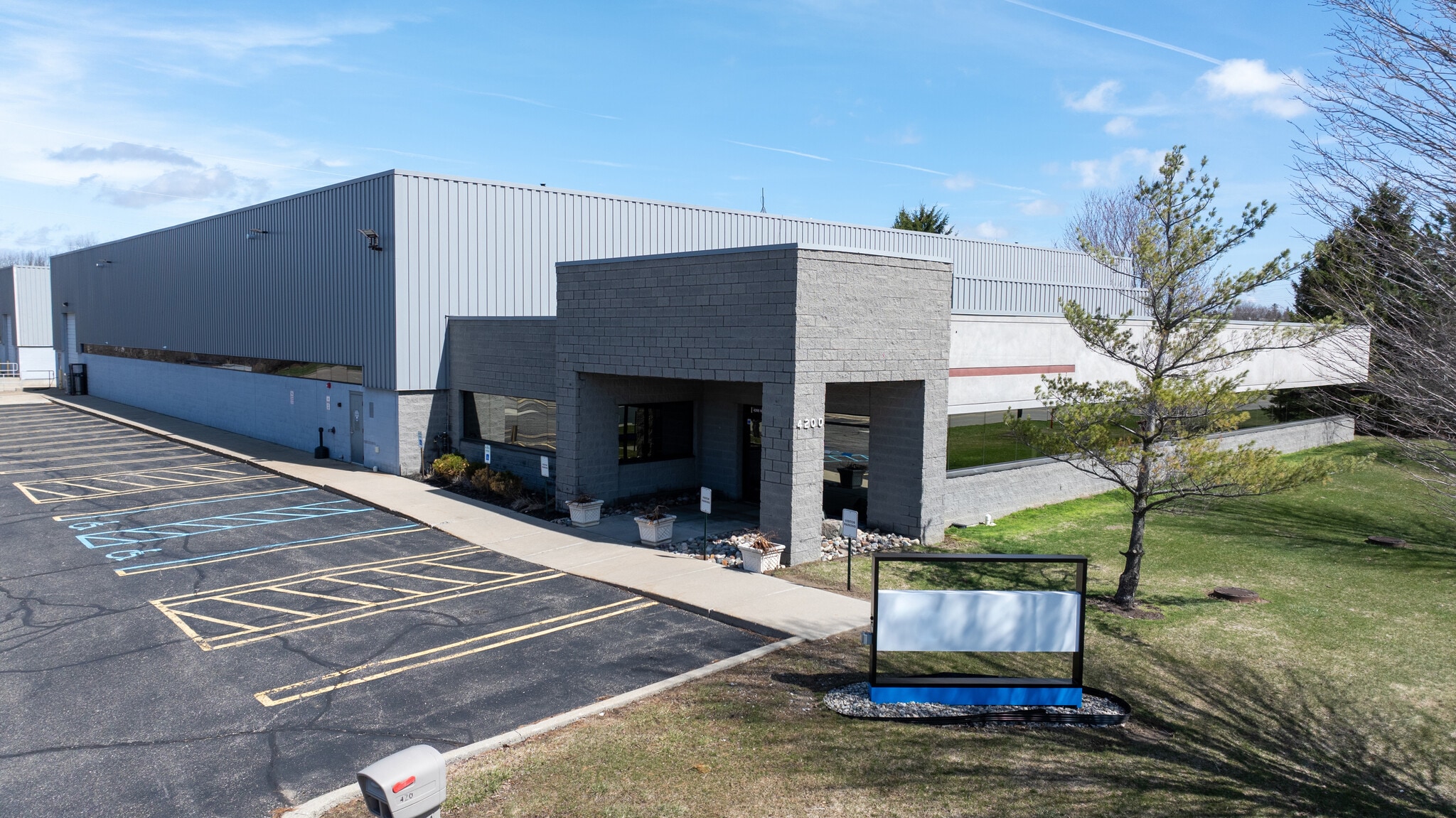 4200 N Atlantic Blvd, Auburn Hills, MI for Rent