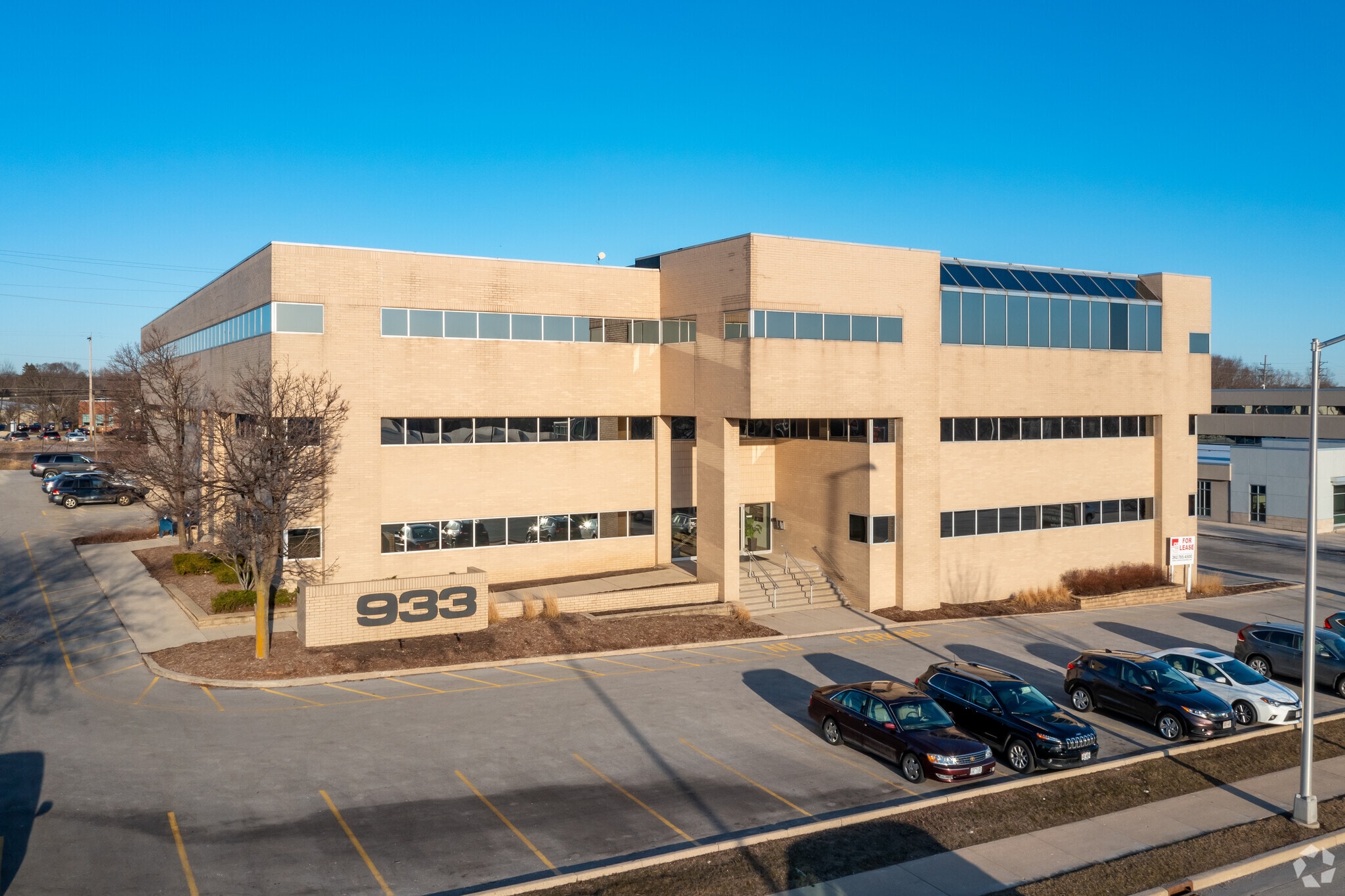 933 N Mayfair Rd, Wauwatosa, WI for Sale