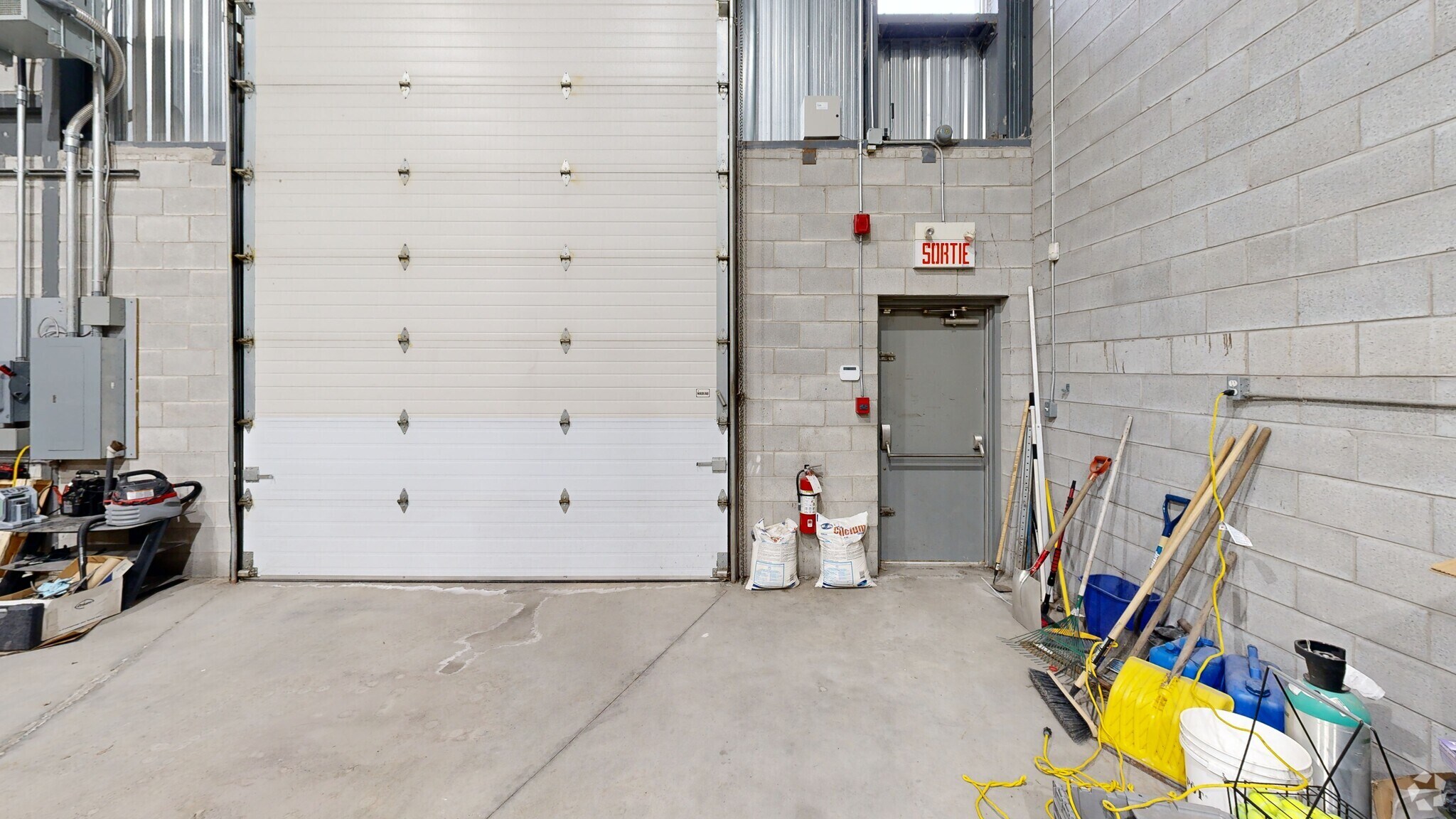 4293-4345 Des Laurentides (A-15) E, Laval, QC for Rent