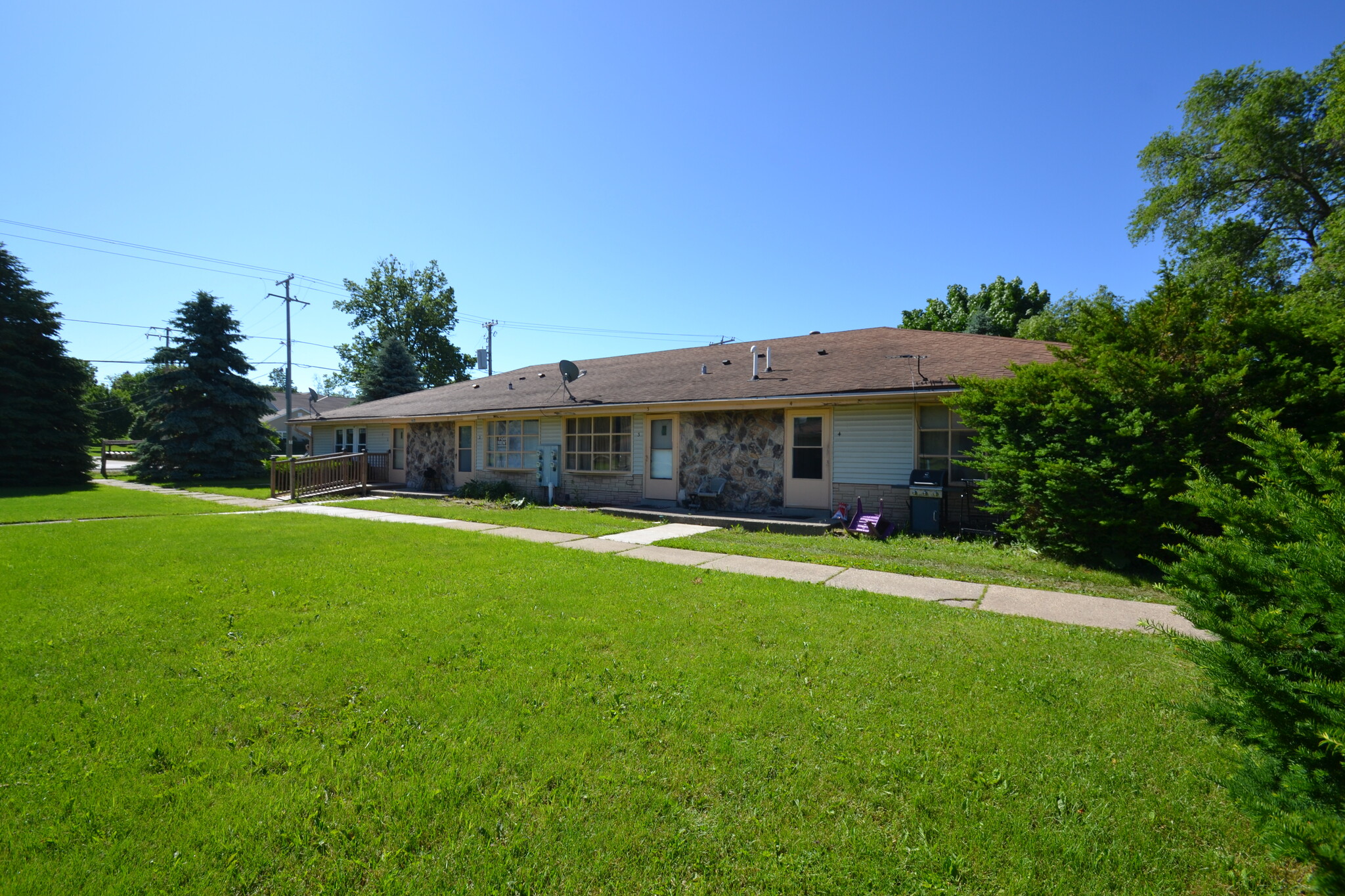 447 Merton Ave, Hartland, WI for Sale