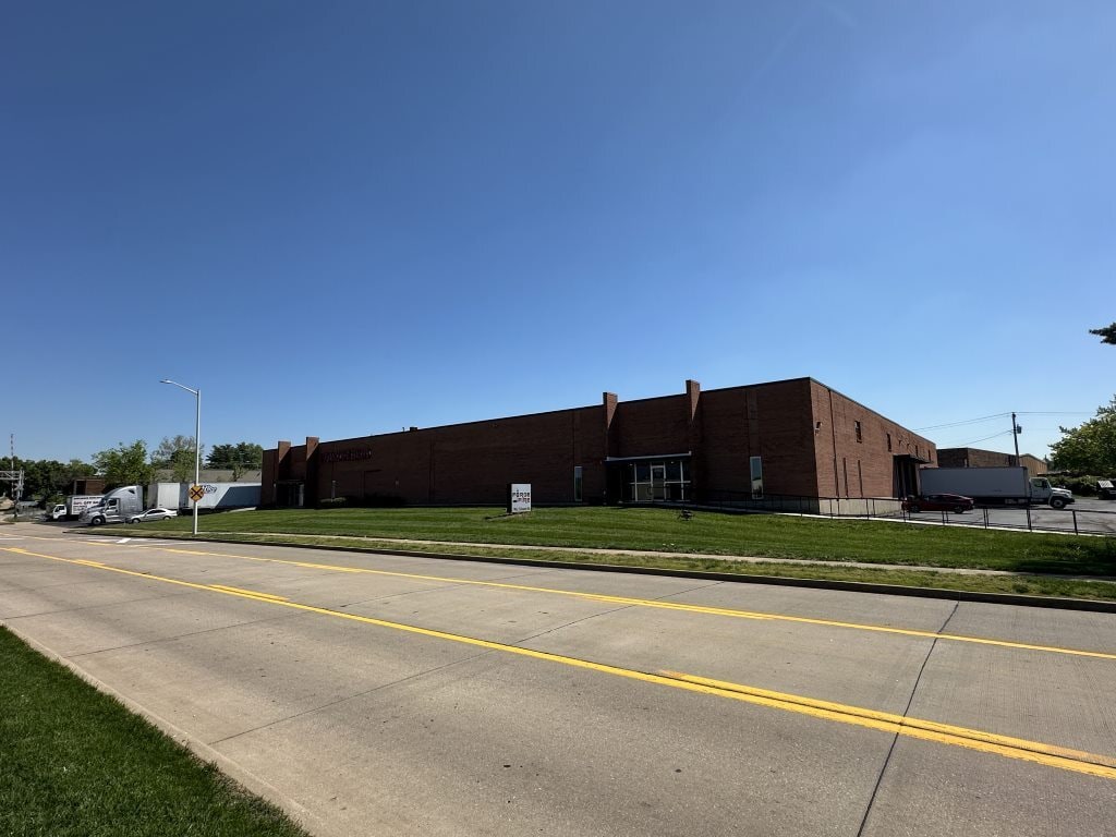 2462-2470 Schuetz Rd, Maryland Heights, MO for Sale