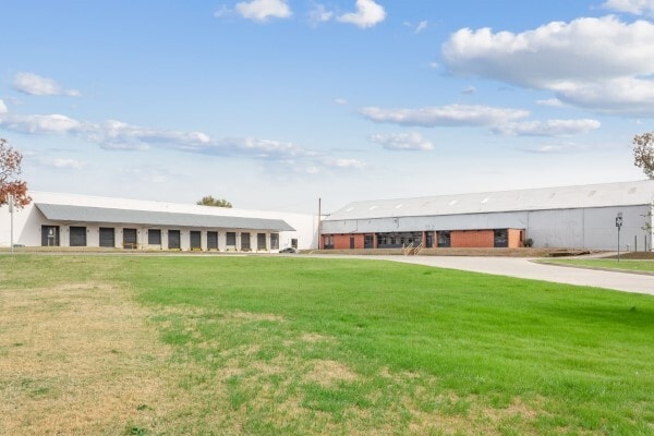 2500 W Oak St, Palestine, TX for Rent
