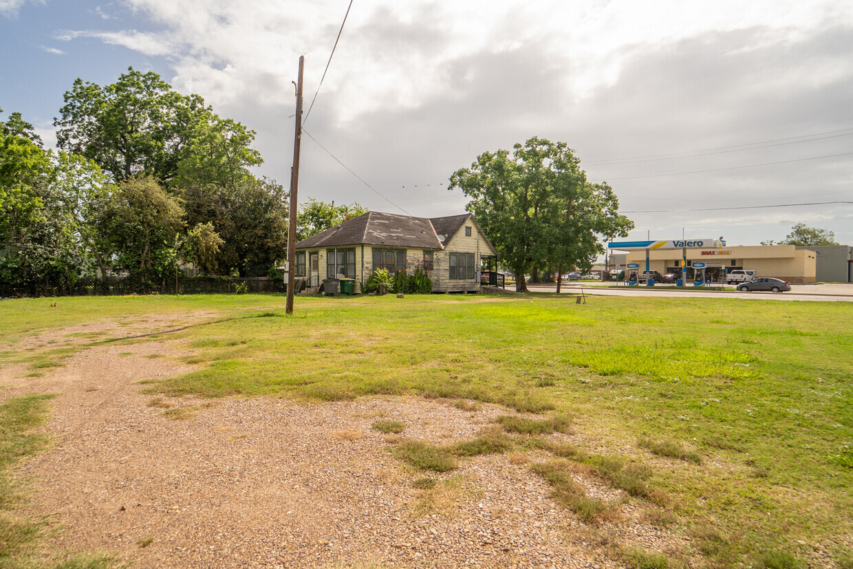 303 Navarro 507 E Commercial St, Victoria, TX for Sale