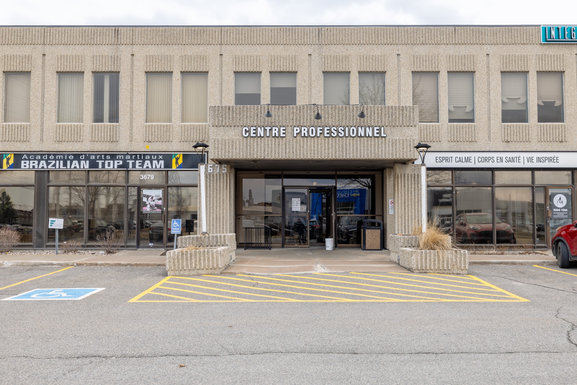 3669-3681 Boul des Sources, Dollard-des-Ormeaux, QC for Rent