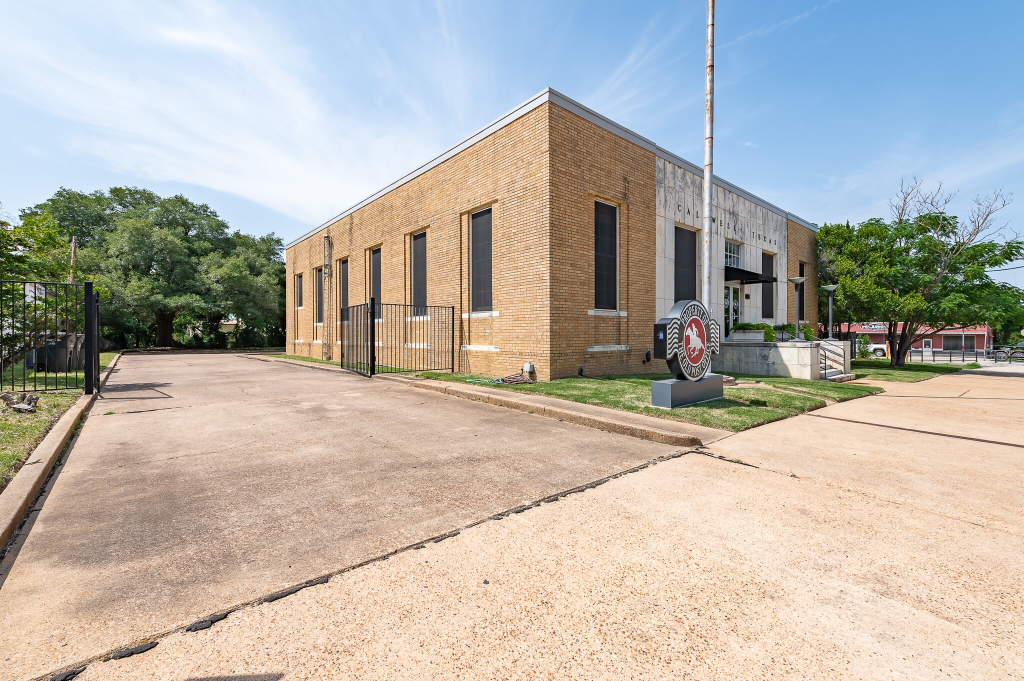 102 W Fox St, Caldwell, TX for Sale