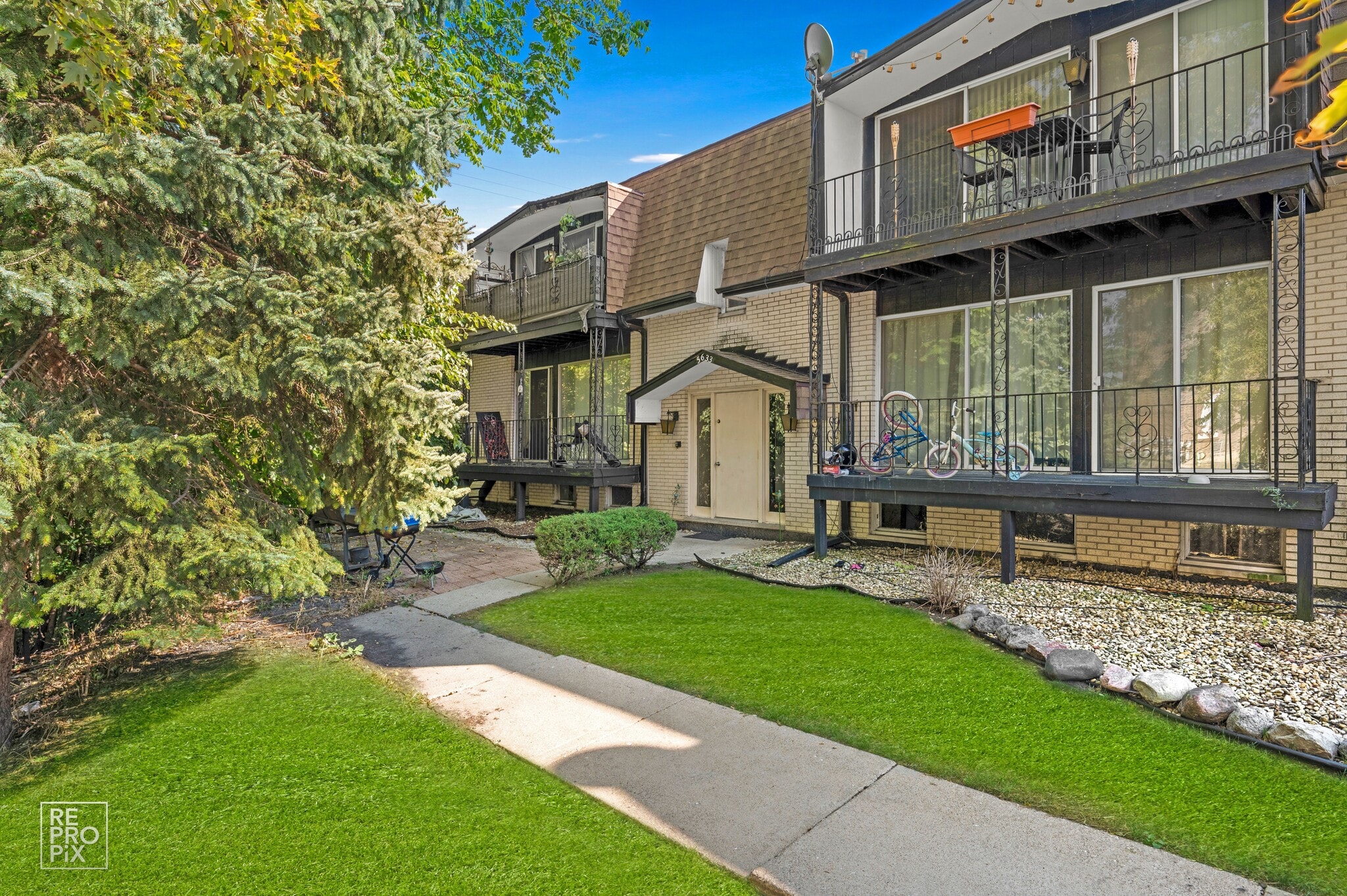 5633 Edge Lake Dr, Oak Lawn, IL for Sale