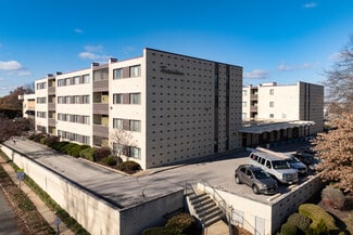 Saint Louis, MO Apartments - 1001 N McKnight Rd