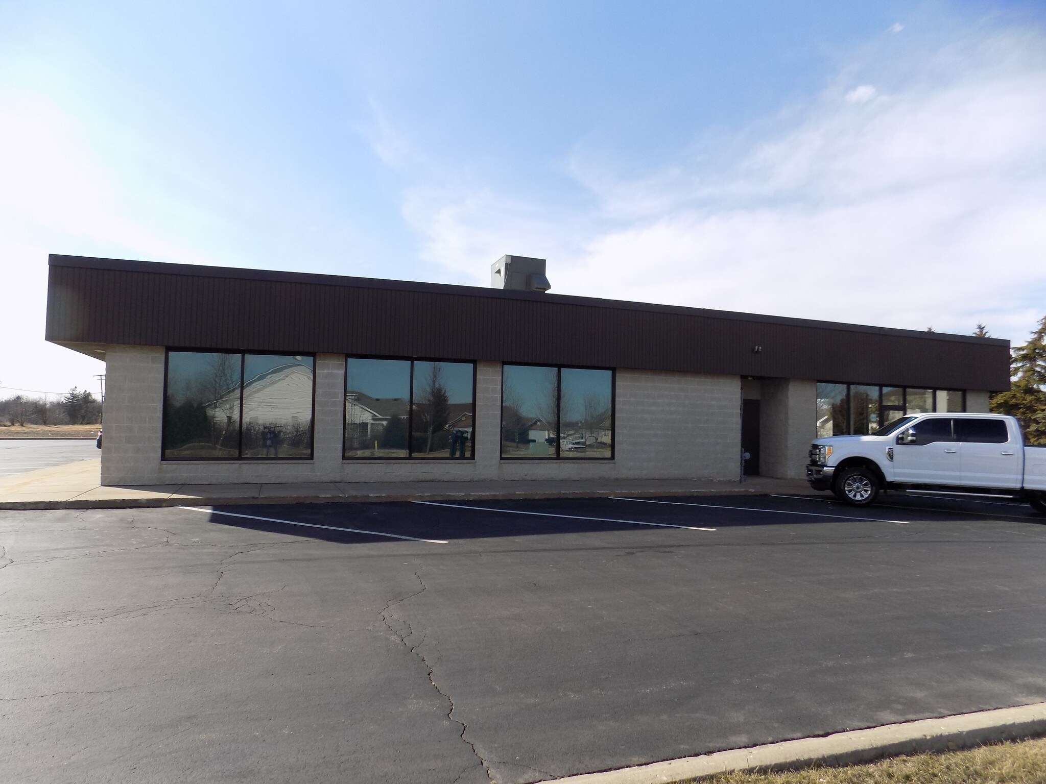 822 Centennial Dr Hampshire, IL 60140 Retail Property for Lease on