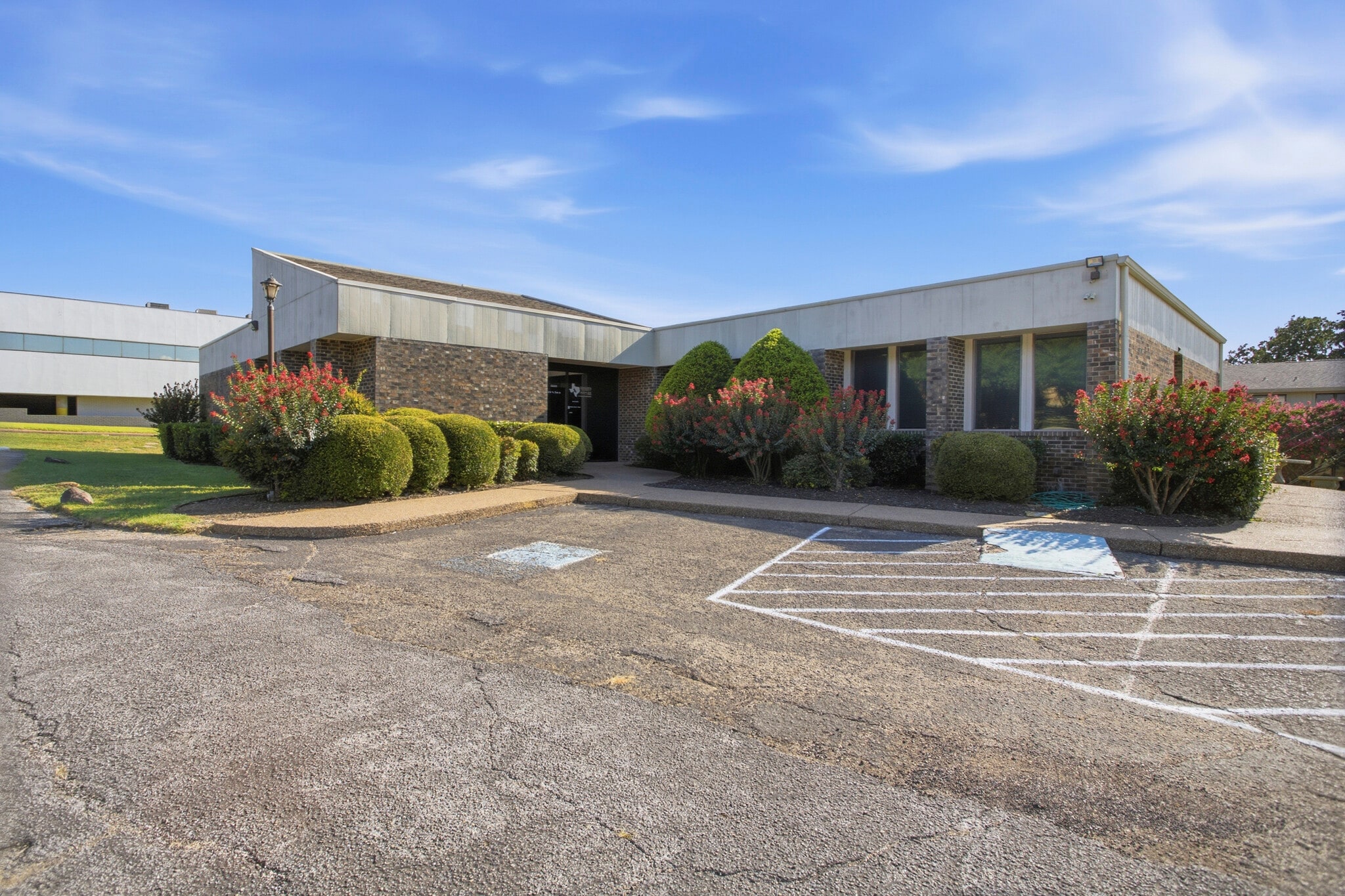 1008 N Davis Dr, Arlington, TX for Sale