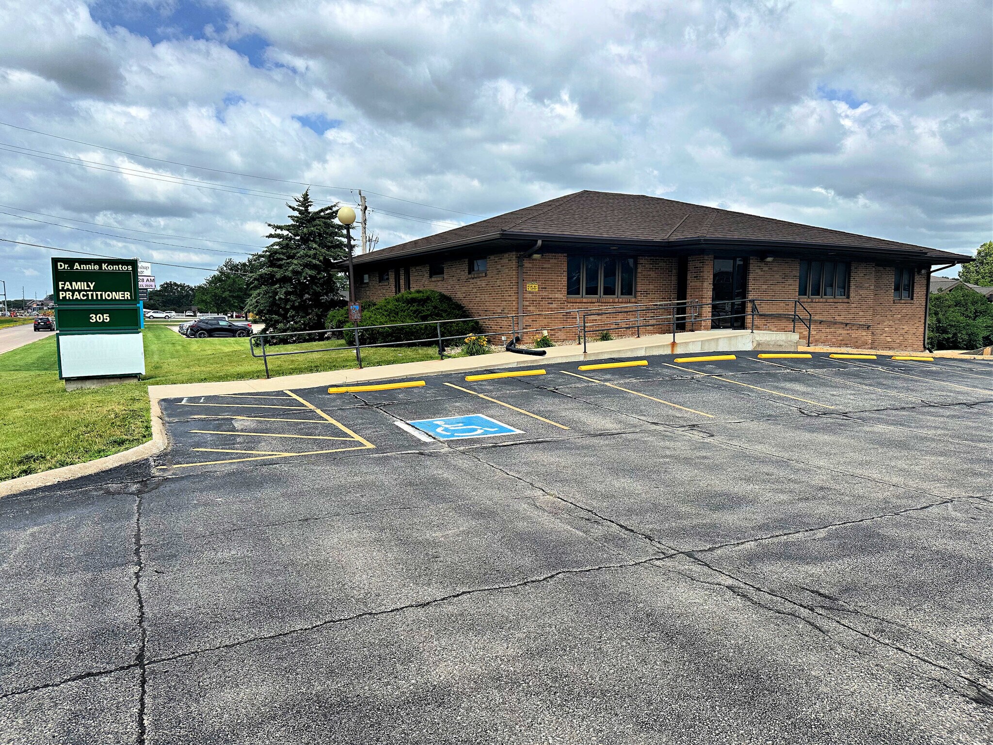 305 E San Marnan Dr, Waterloo, IA for Sale