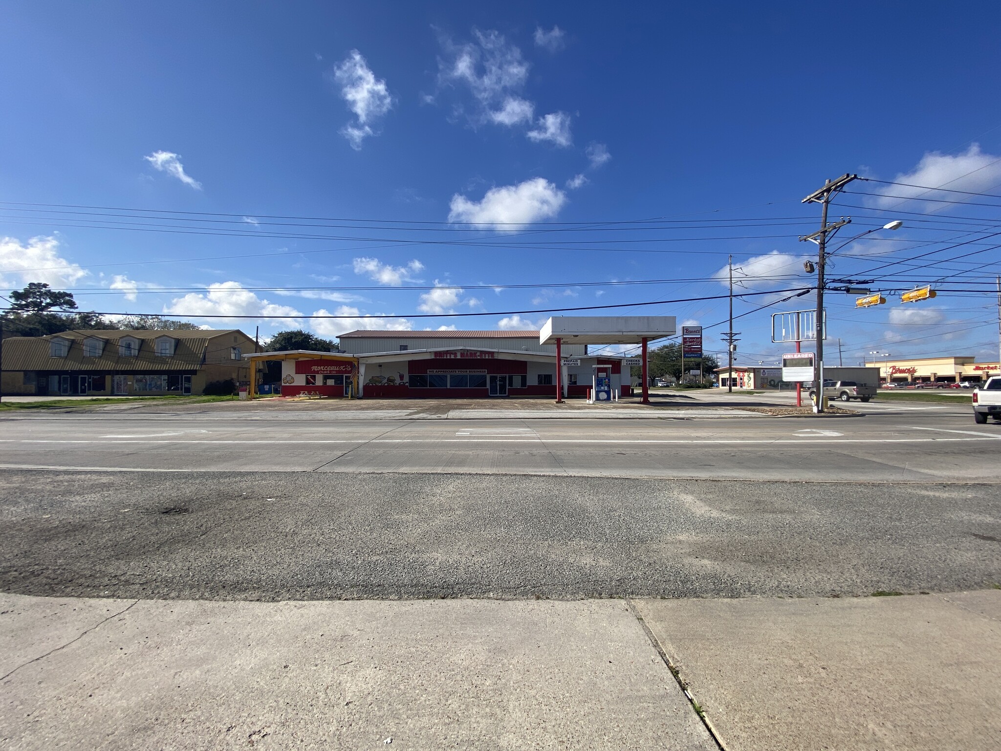 6050 39th St, Groves, TX for Sale