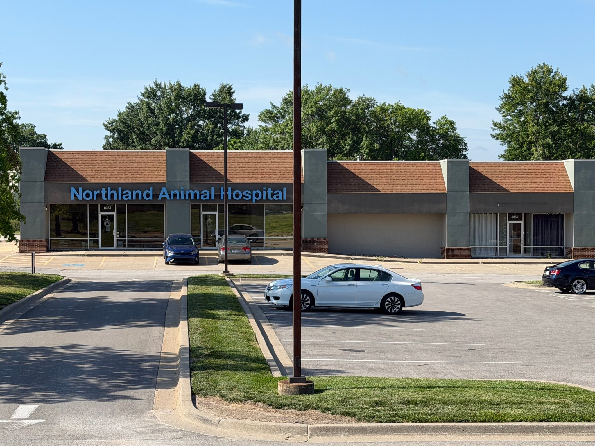 8351-8357 NW Barrybrooke Dr, Kansas City, MO for Sale