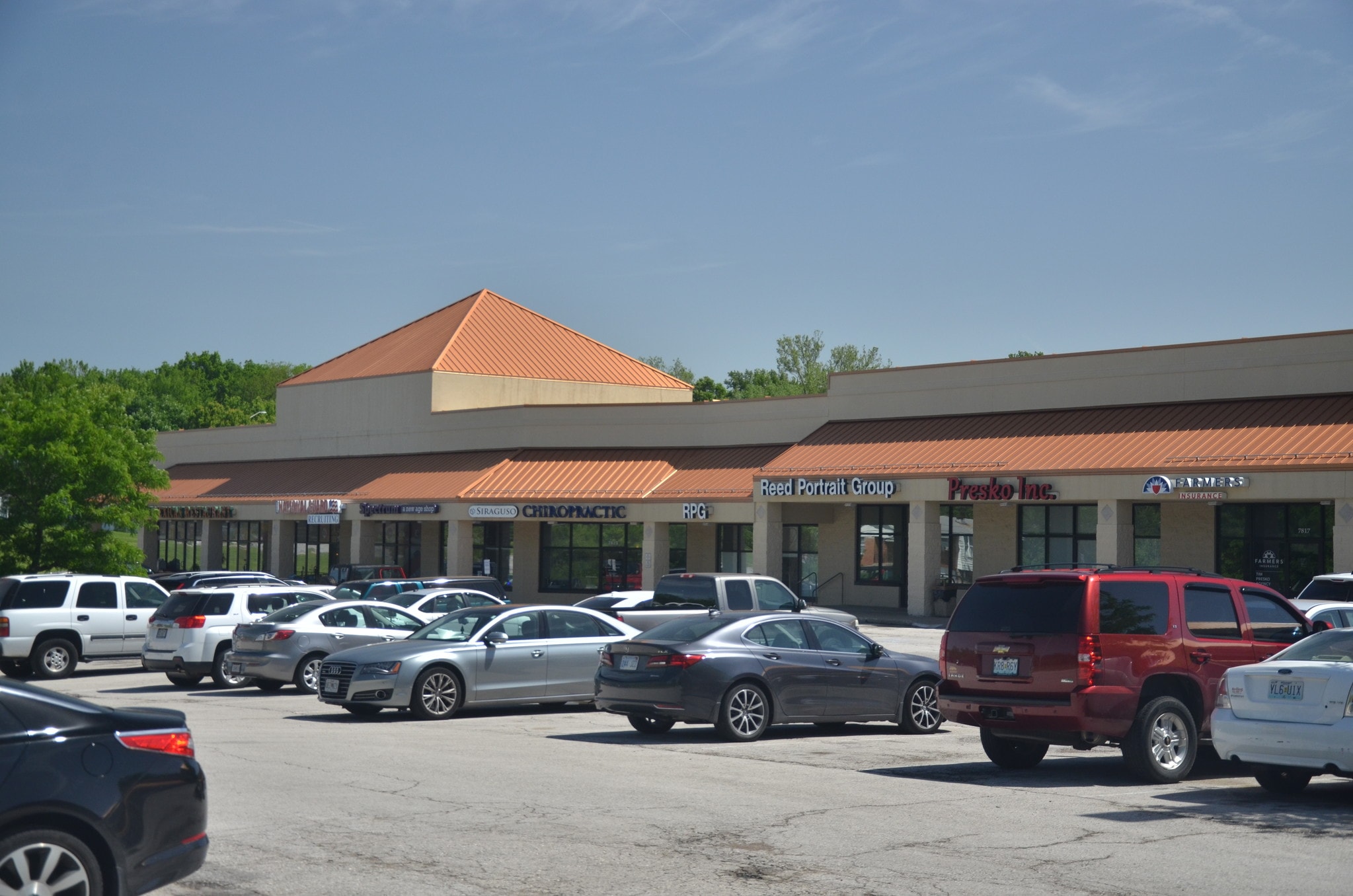 7801-7835 N Oak Tfwy, Kansas City, MO for Rent