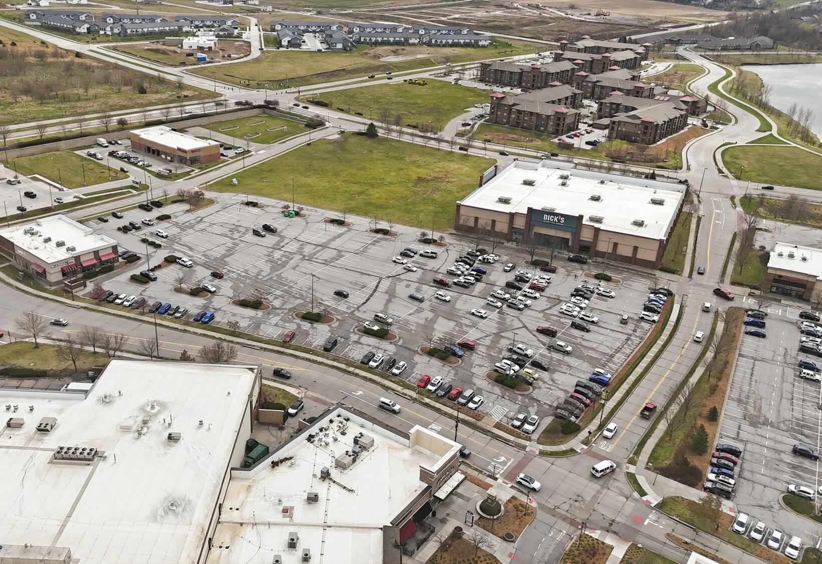 Hwy 370 & 72nd - Shadow Lake Town Center - Pad 13, Papillion, NE for Sale