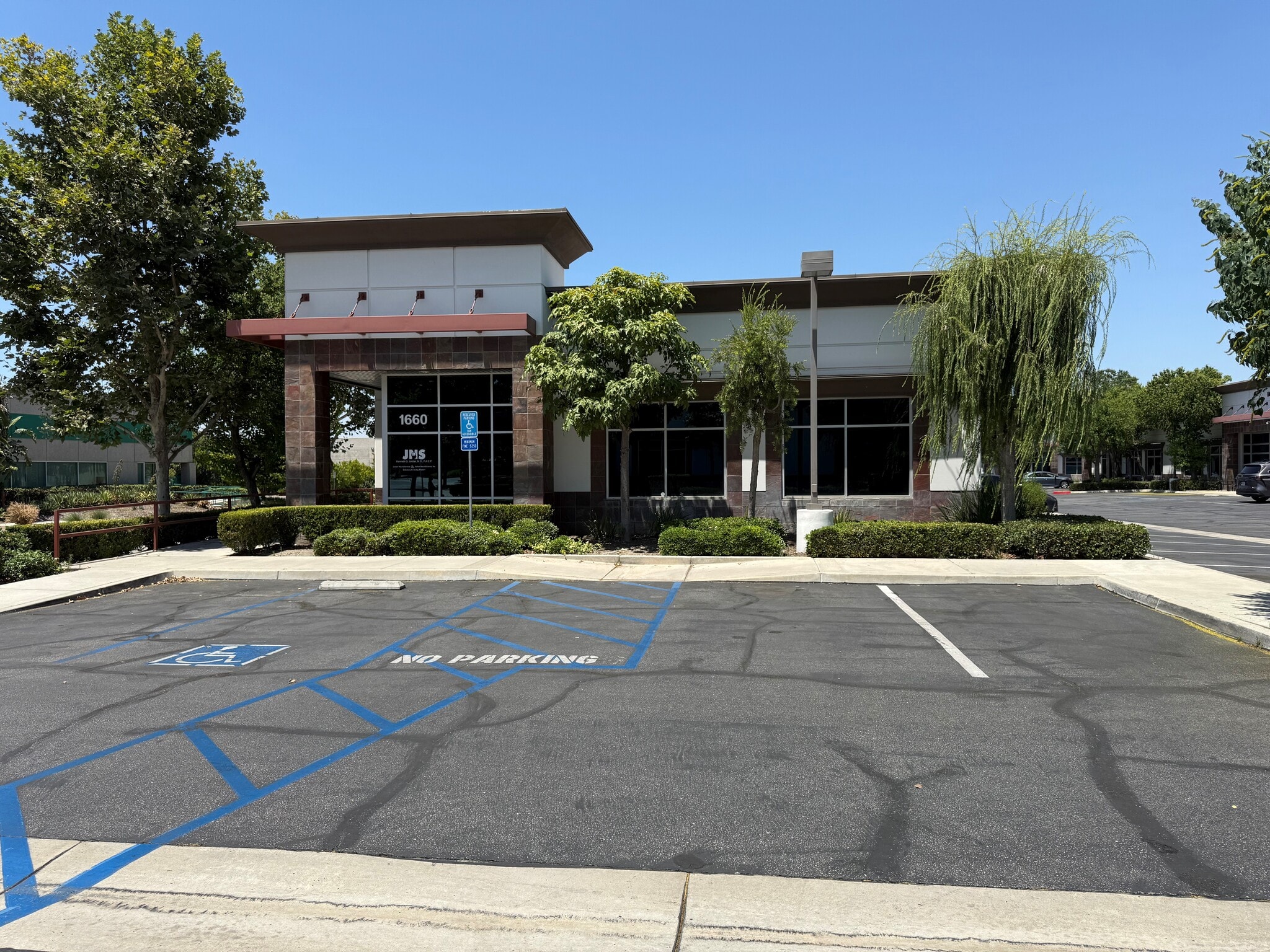 1660 Plum Ln, Redlands, CA for Sale