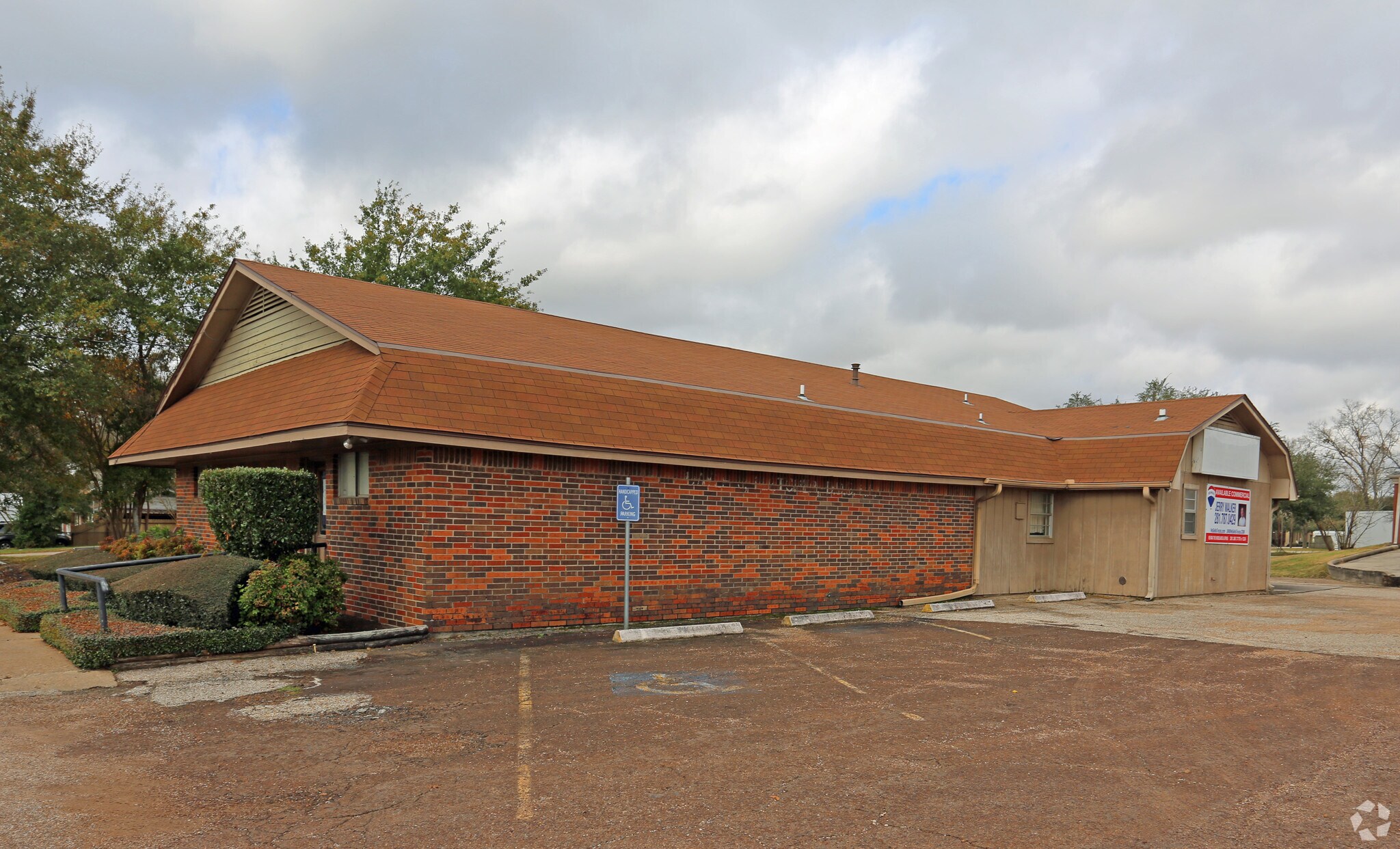 104 W Powell St Willis, TX 77378 Office Property for Lease on