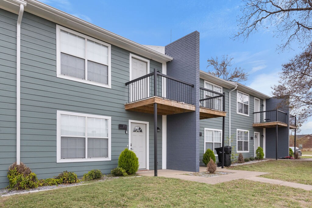 705-715 W Crawford St, Denison, TX for Sale