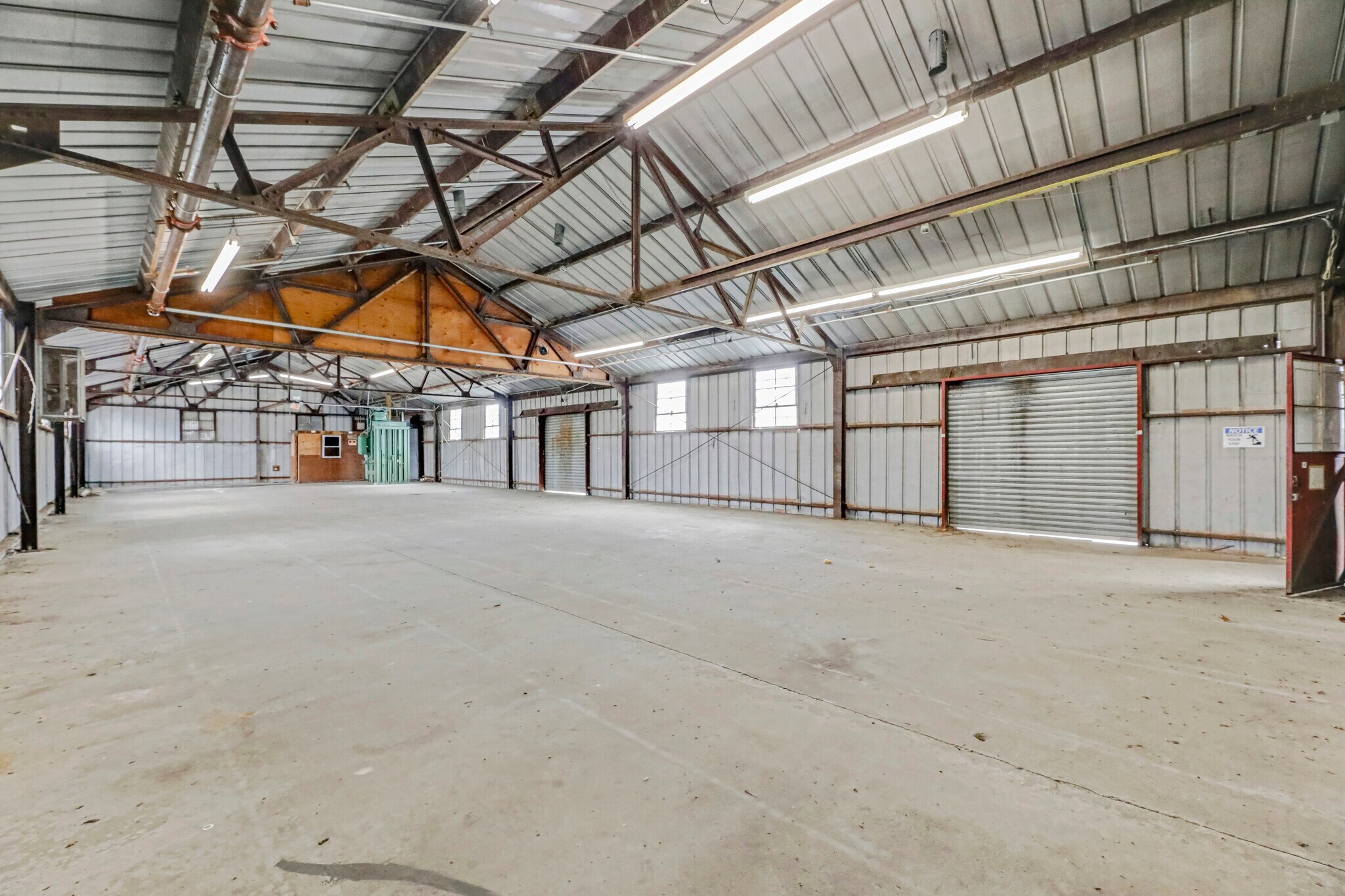 940 W Main St Riverhead, NY 11901 Industrial Property for Lease on