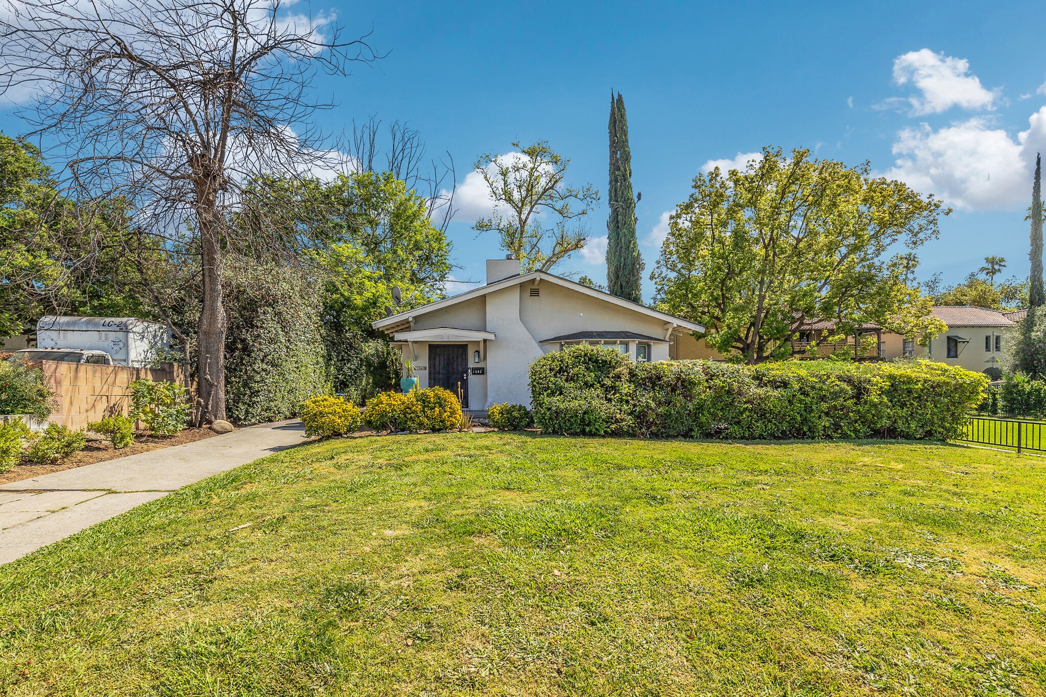 1562 N Lake Ave, Pasadena, CA for Sale
