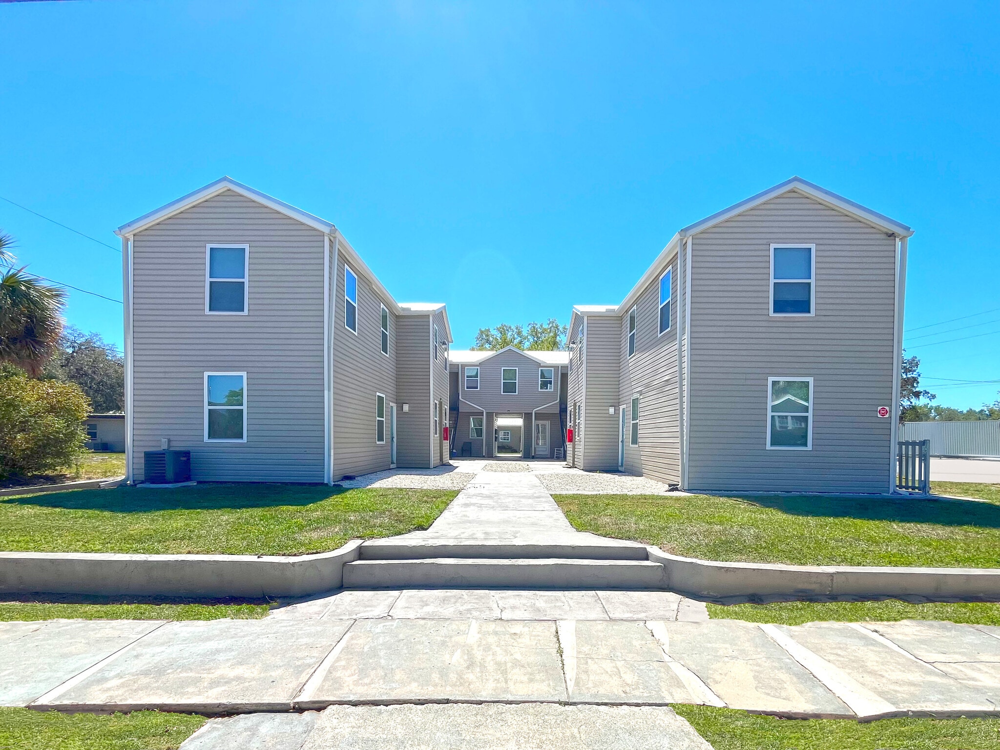321 W Ianthe St, Tavares, FL for Sale