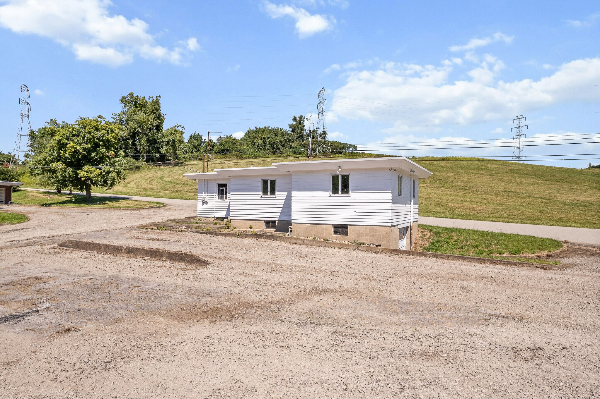 810 Carlton Dr, Bentleyville, PA for Rent