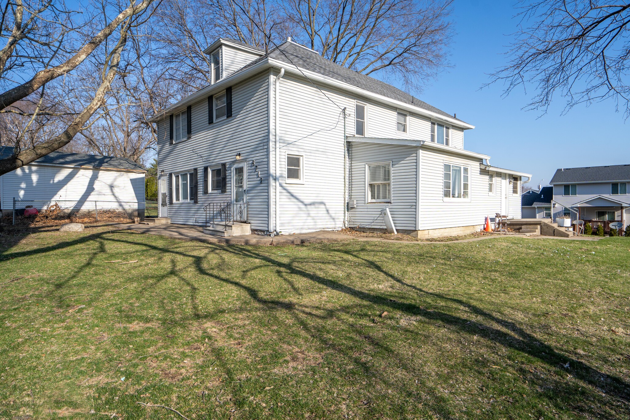 8717 Urbandale Ave, Urbandale, IA for Sale