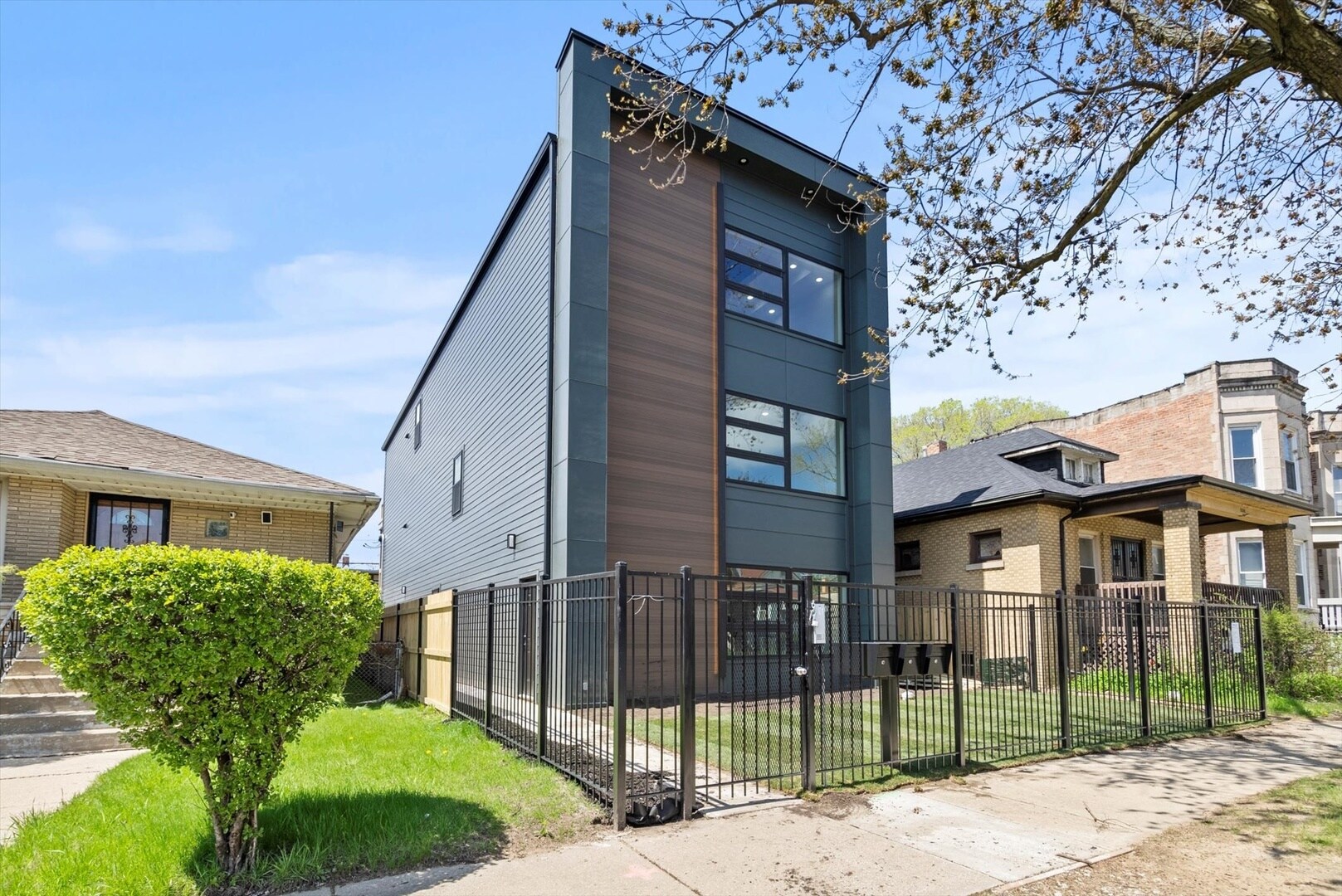6538 Rhodes ave, Chicago, IL for Sale