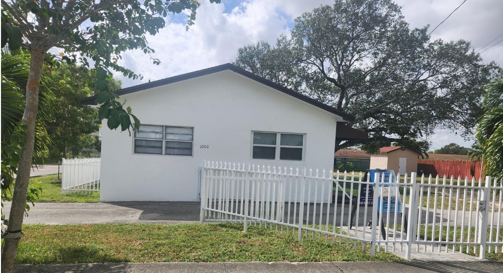 1000 Foster Rd, Hallandale Beach, FL for Sale