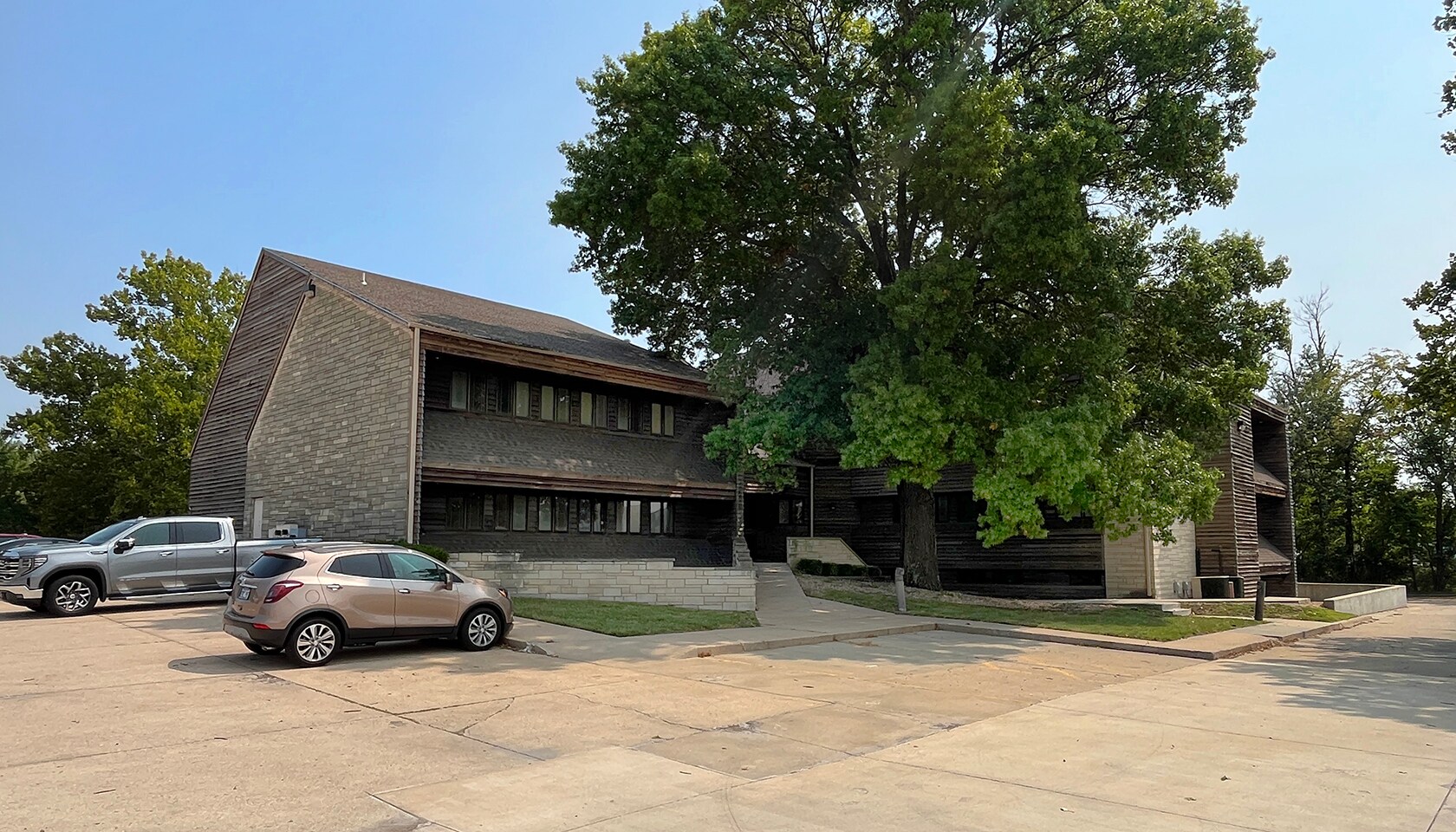 1100 SW Wanamaker Rd, Topeka, KS for Rent