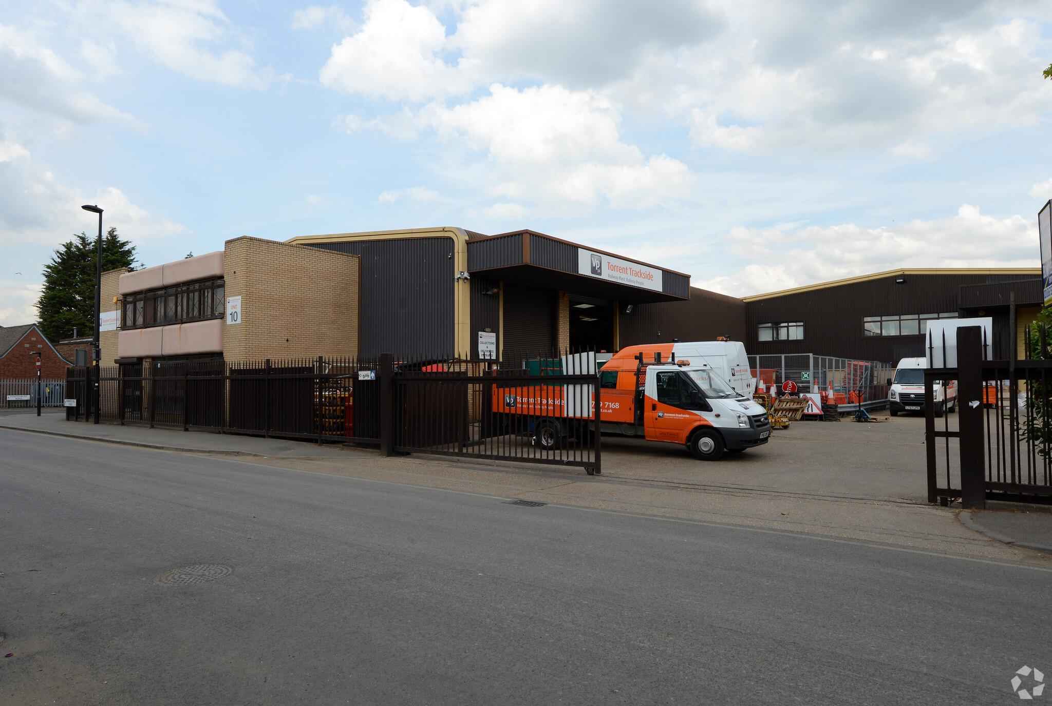 Commercial Rd, London, LND for Rent