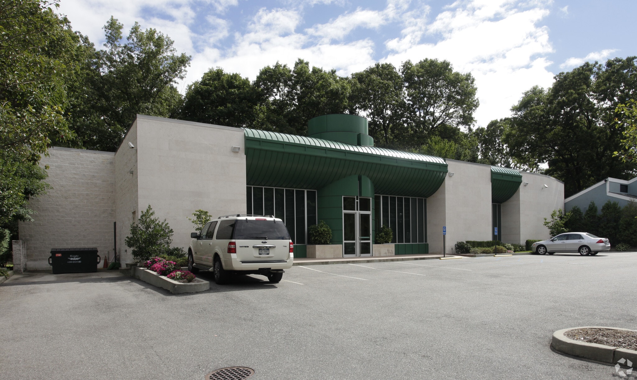 864 W Jericho Tpke, Huntington, NY for Rent