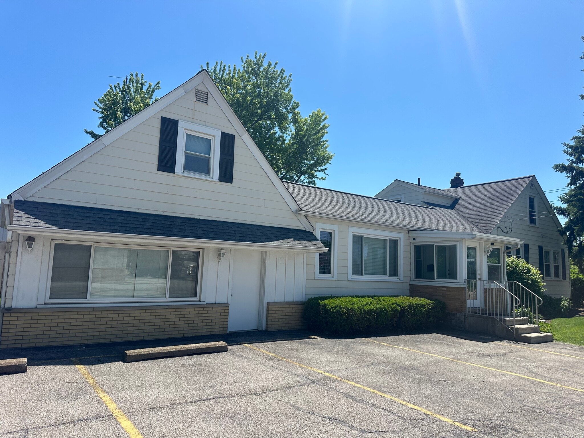36403 Vine St, Willoughby, OH for Sale