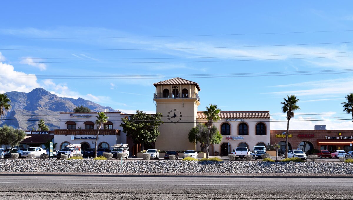 72507356 N Oracle Rd Tucson, AZ 85704 Shopping Center Property for