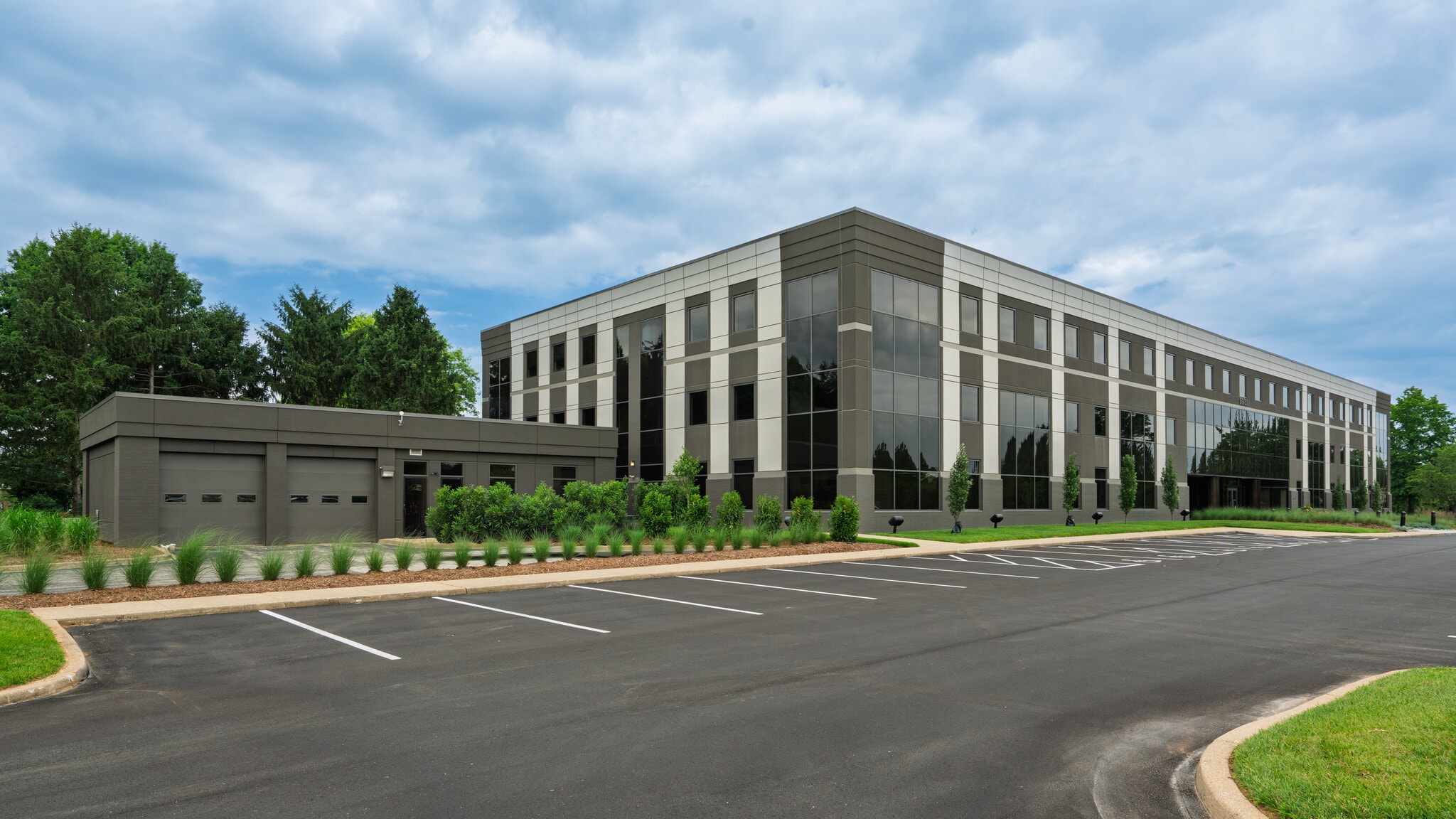 9931 Corporate Campus Dr, Louisville, KY for Sale