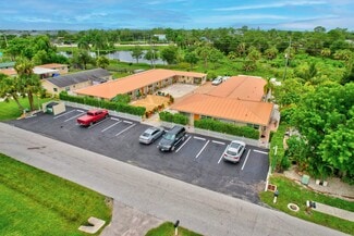Naples, FL Apartments - 4520 Gulfstream Dr