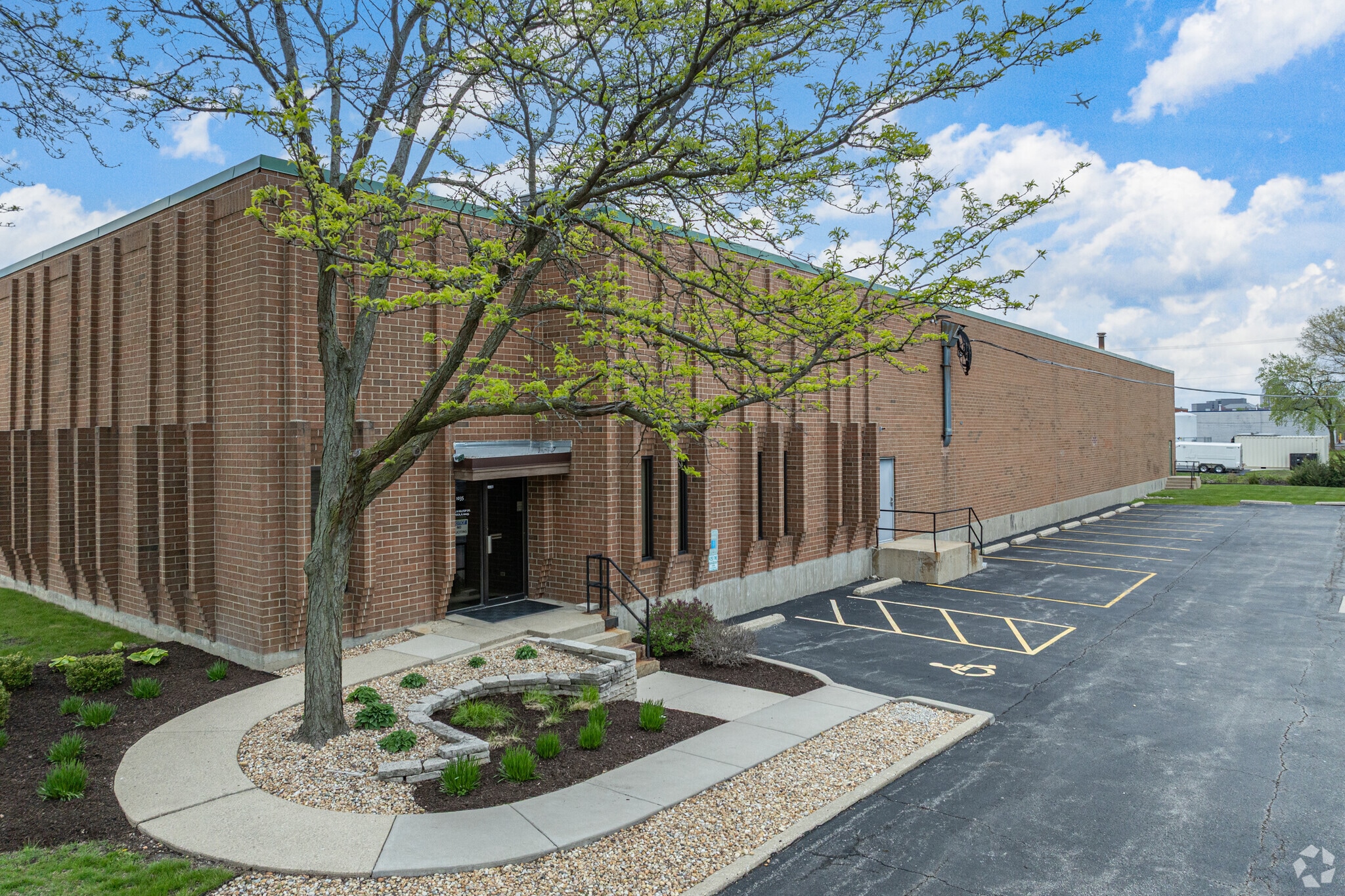 1035 N Hilltop Dr, Itasca, IL for Rent