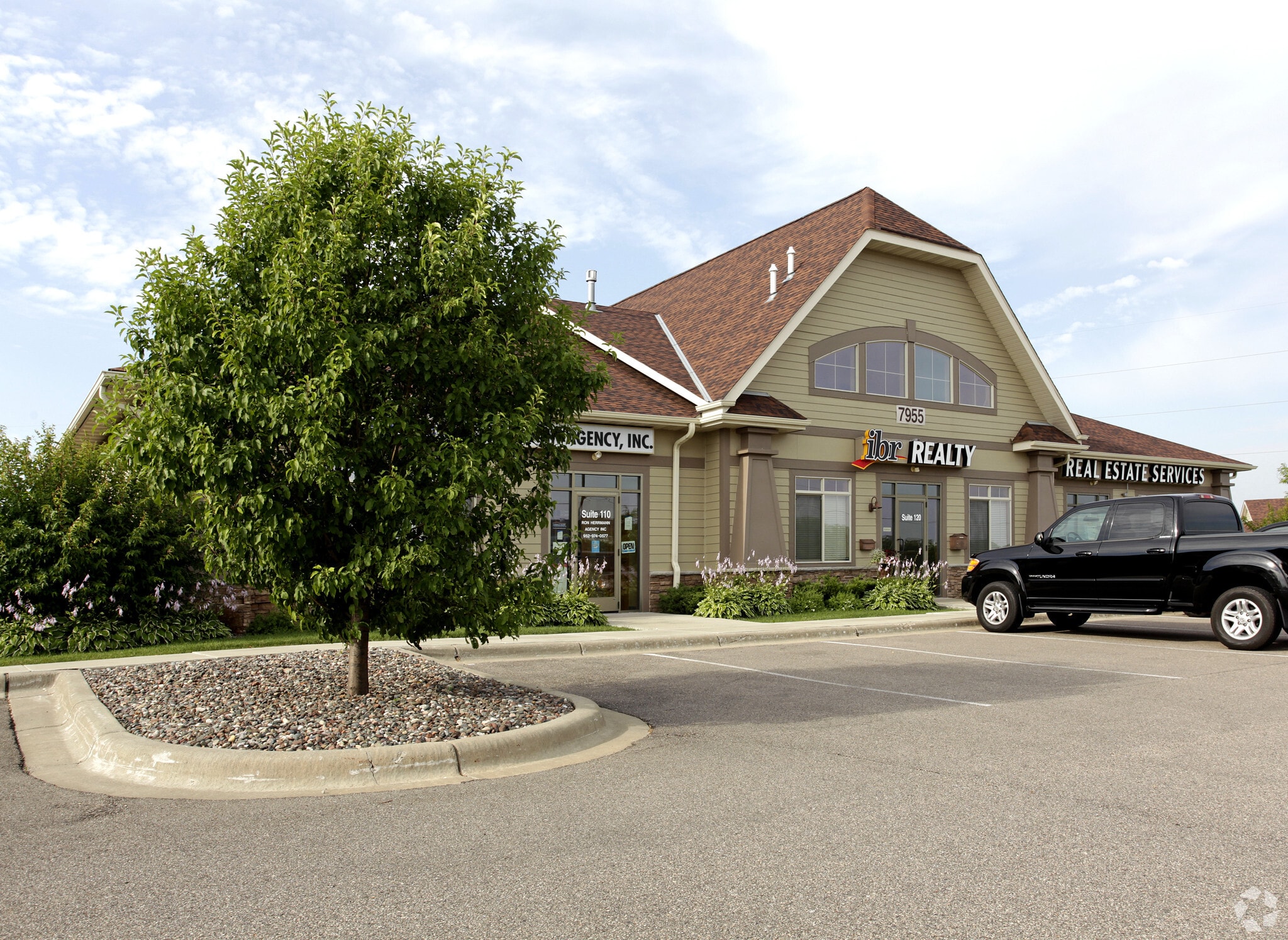 7955 Stone Creek Dr, Chanhassen, MN for Sale