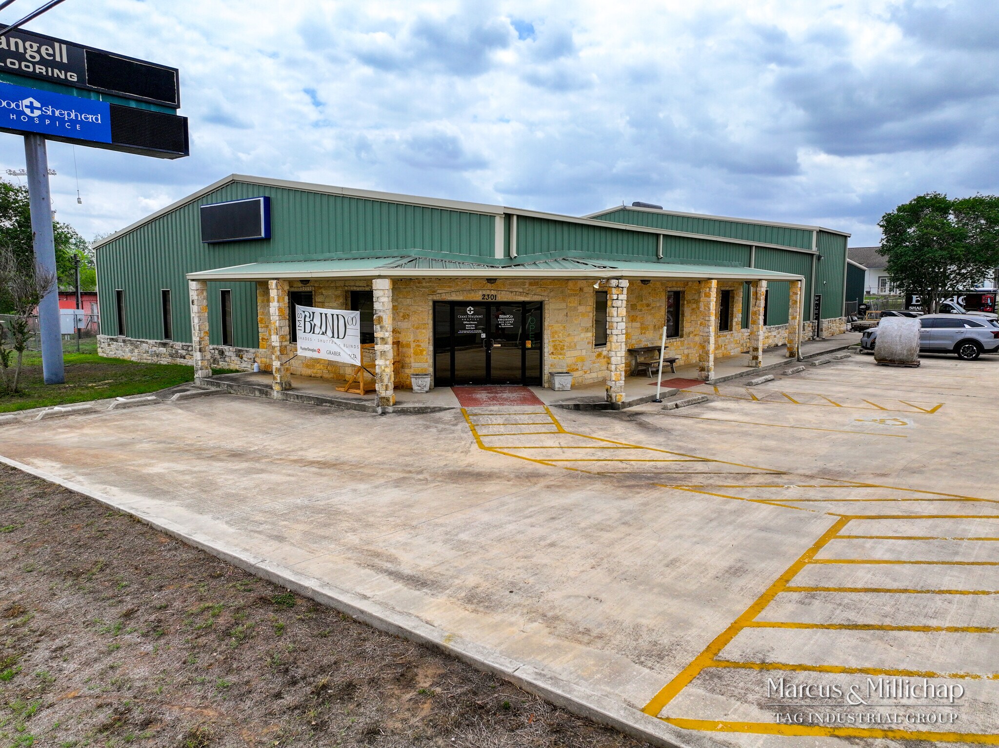 2301 10th St, Floresville, TX for Sale