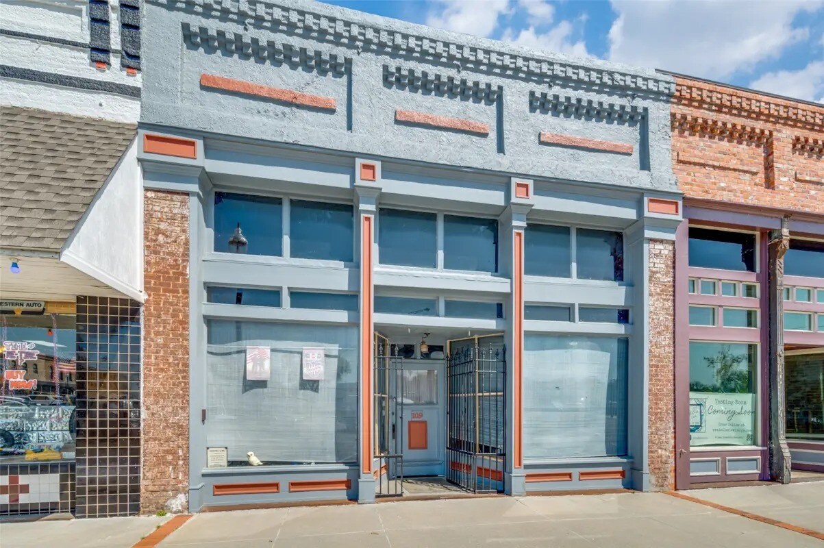 109 S Jefferson St, Pilot Point, TX for Sale