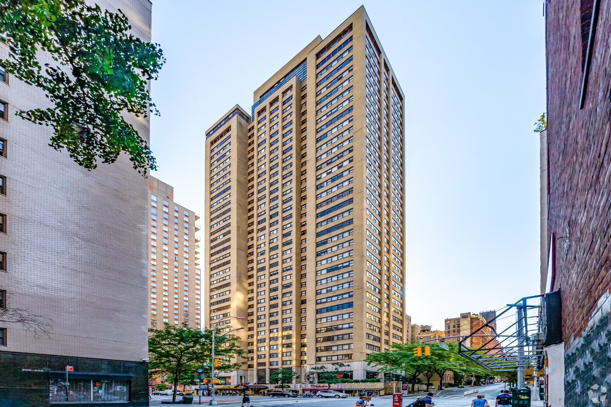 560-576 Third Ave, New York, NY for Rent