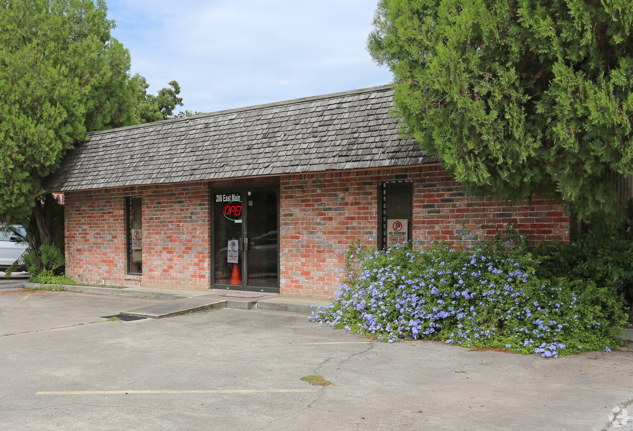 208 E Main St, Tomball, TX for Sale