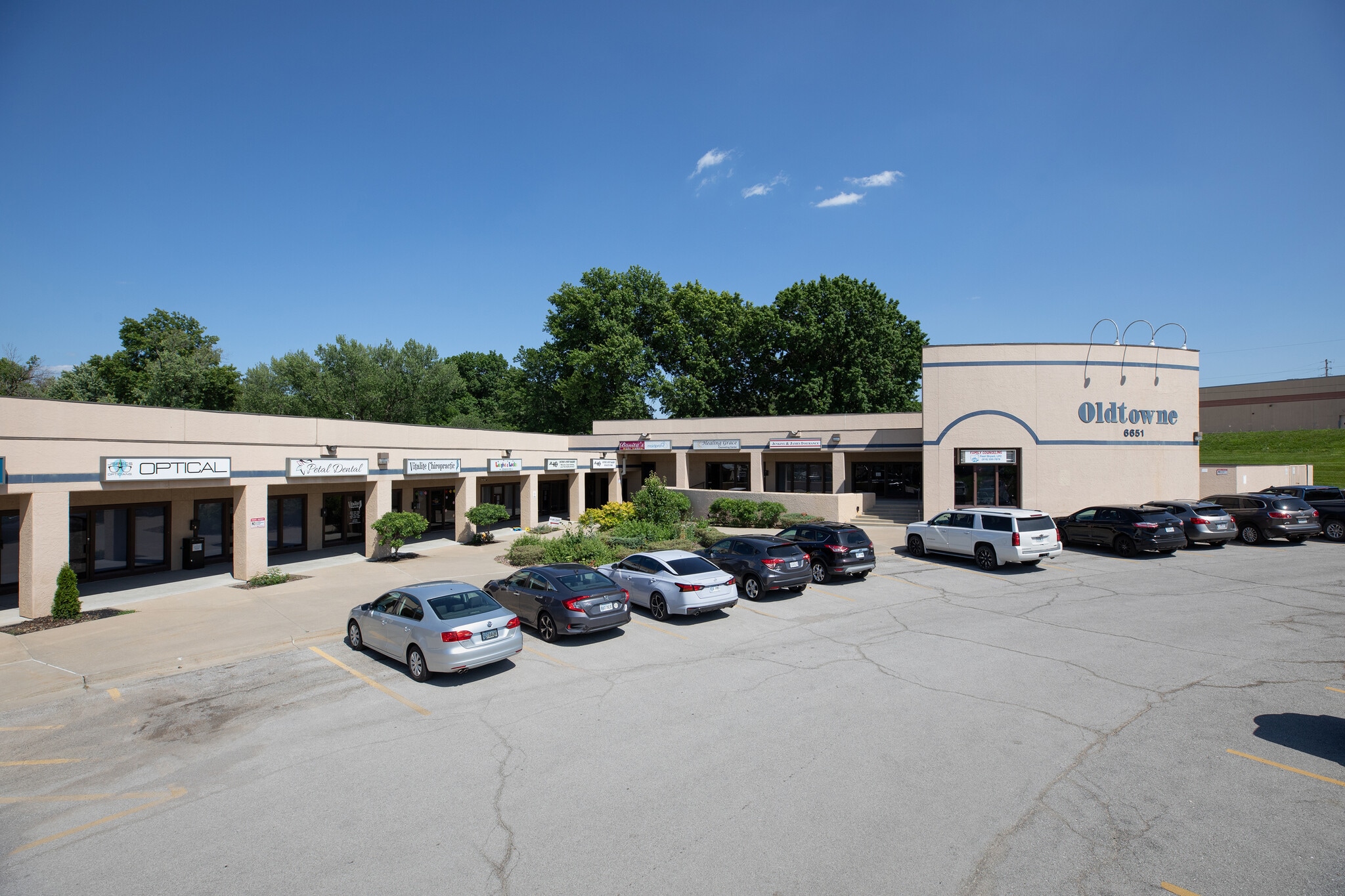 6651 N Oak Trfy, Kansas City, MO for Rent