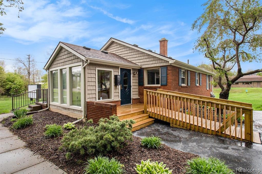 2165 E Grand River Ave, Howell, MI for Sale