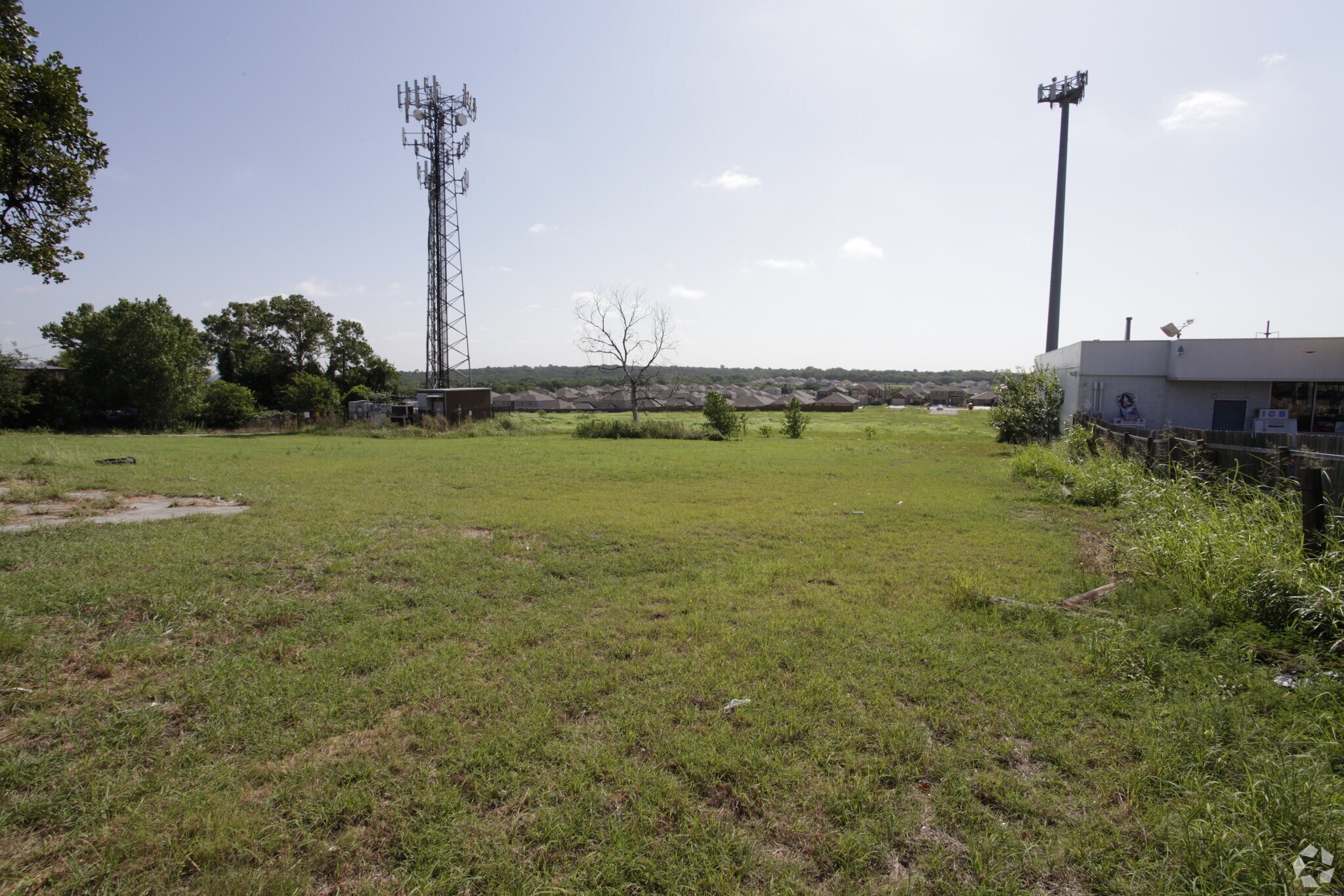 817 E Loop 820, Fort Worth, TX for Rent